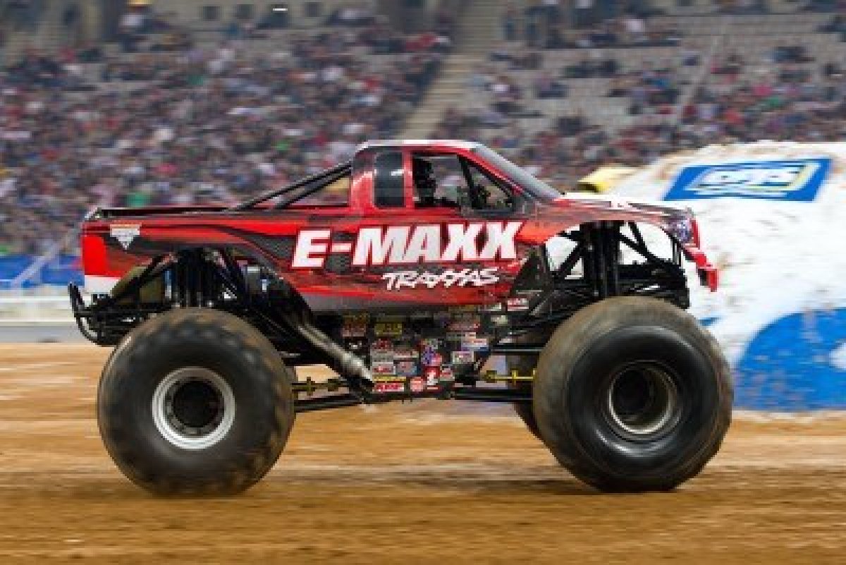 E Maxx Monster Truck , HD Wallpaper & Backgrounds