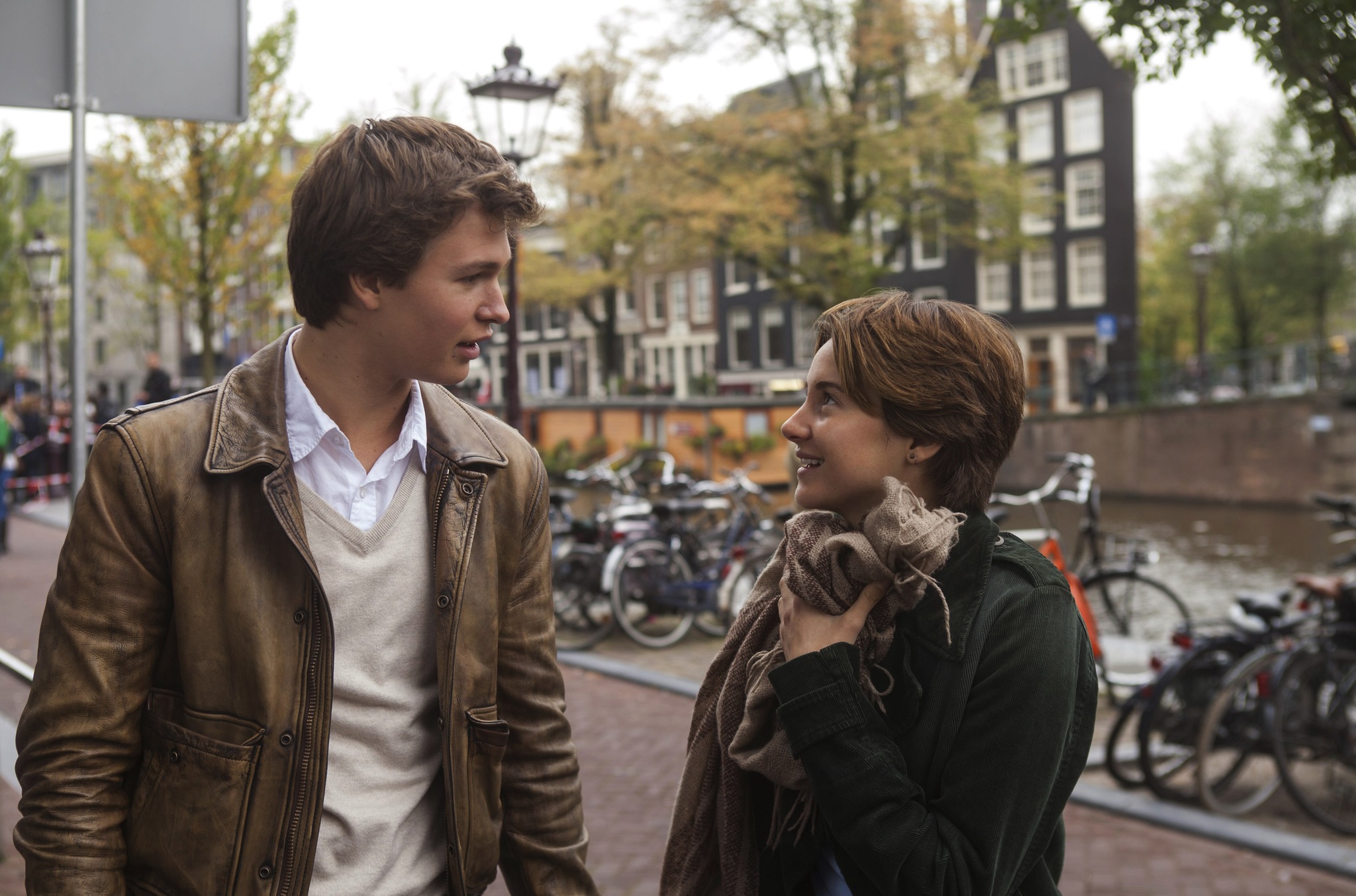 Ansel Elgort And Shailene Woodley In The Fault In Our - Fault In Our Stars Amsterdam Scenes , HD Wallpaper & Backgrounds