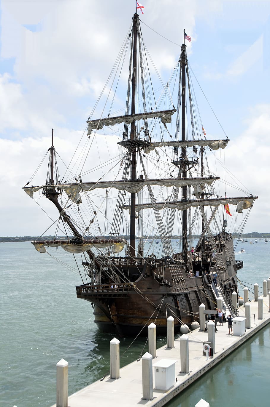 Black Pearl Near Dock, Galleon, Ship, Moored, Sail, - Galleon Ship At Dock , HD Wallpaper & Backgrounds