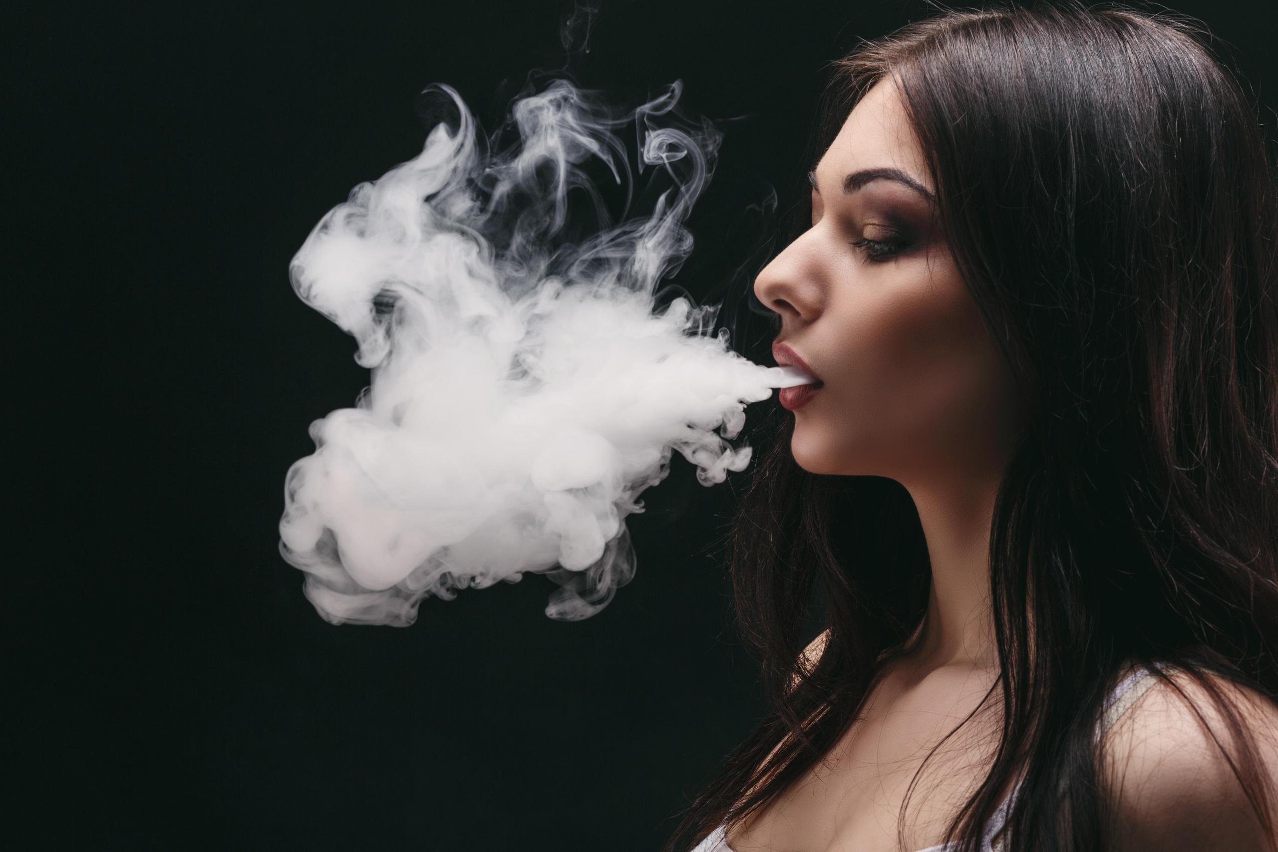 Smoke Girl Wallpaper - Smoking Girl Wallpaper Hd , HD Wallpaper & Backgrounds