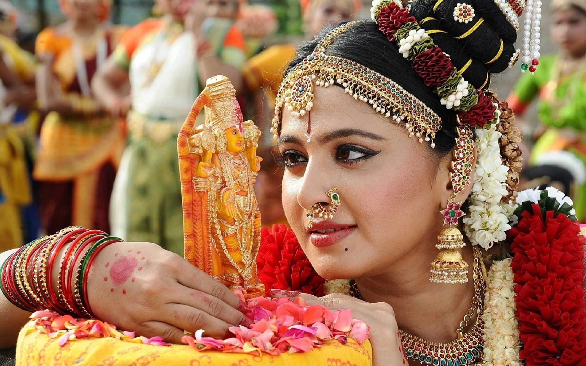 Actress Anushka Shetty Super Gorgeous In Saree Worship - Om Namo Venkatesaya Movie Anushka , HD Wallpaper & Backgrounds