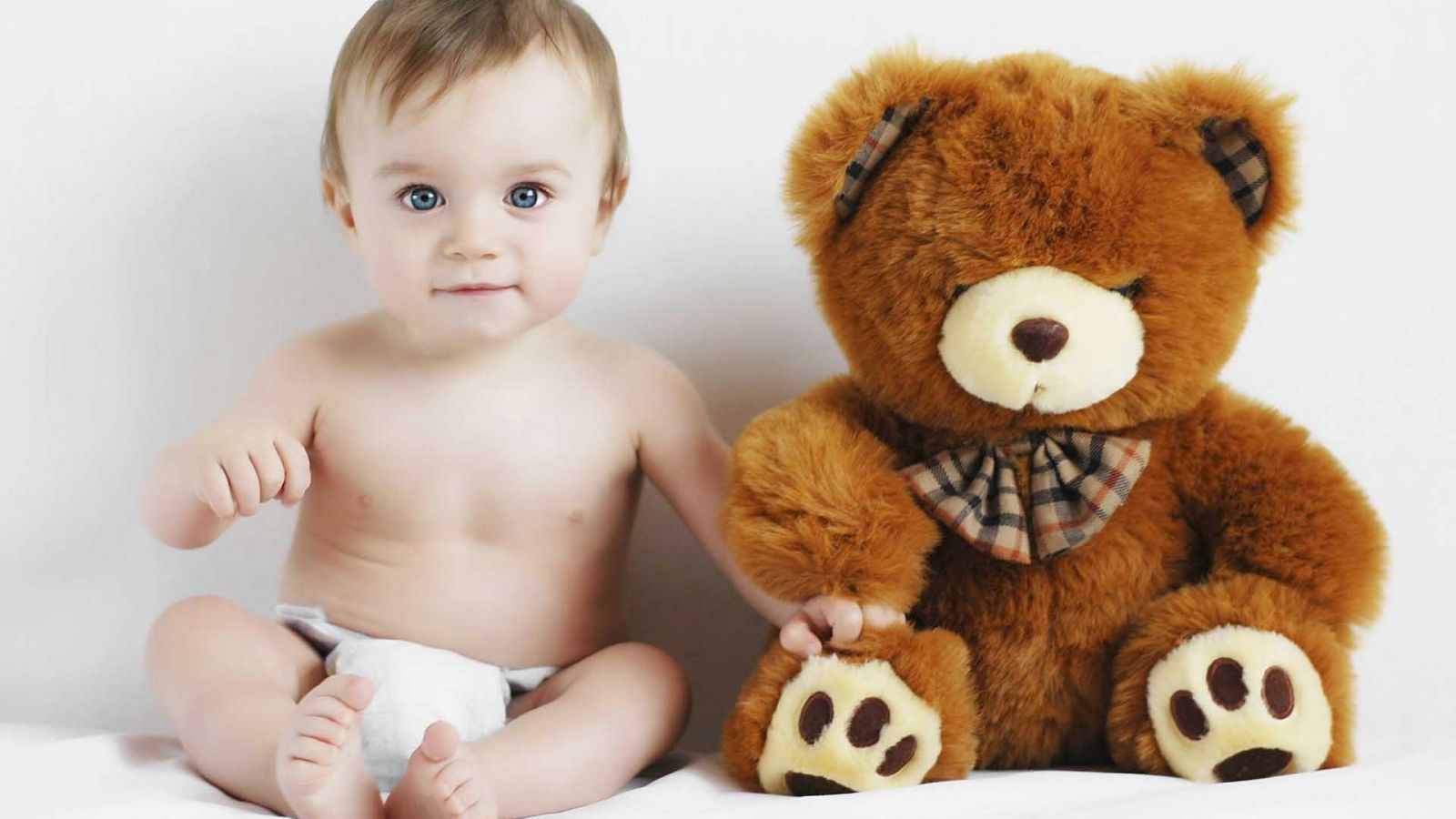 Cute Small Baby With Teddy Bear , HD Wallpaper & Backgrounds