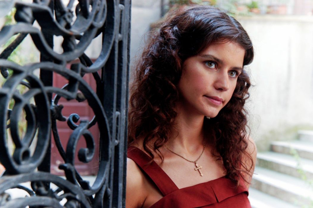 Women Beren Saat Turkish Actress Beautiful Girl Wallpaper - Beren Saat , HD Wallpaper & Backgrounds