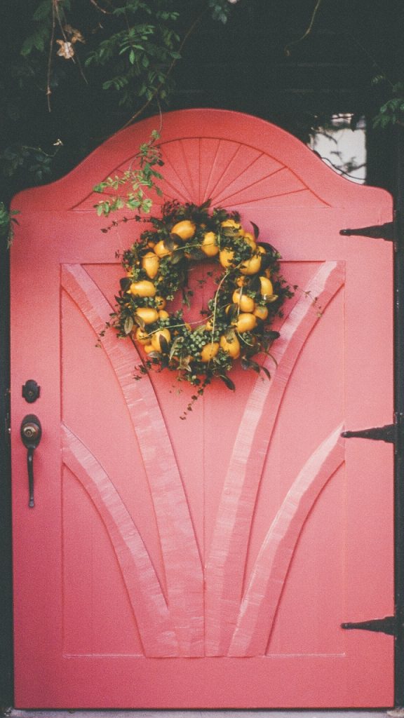 Wreath Door Decoration Wallpaper - Arch , HD Wallpaper & Backgrounds