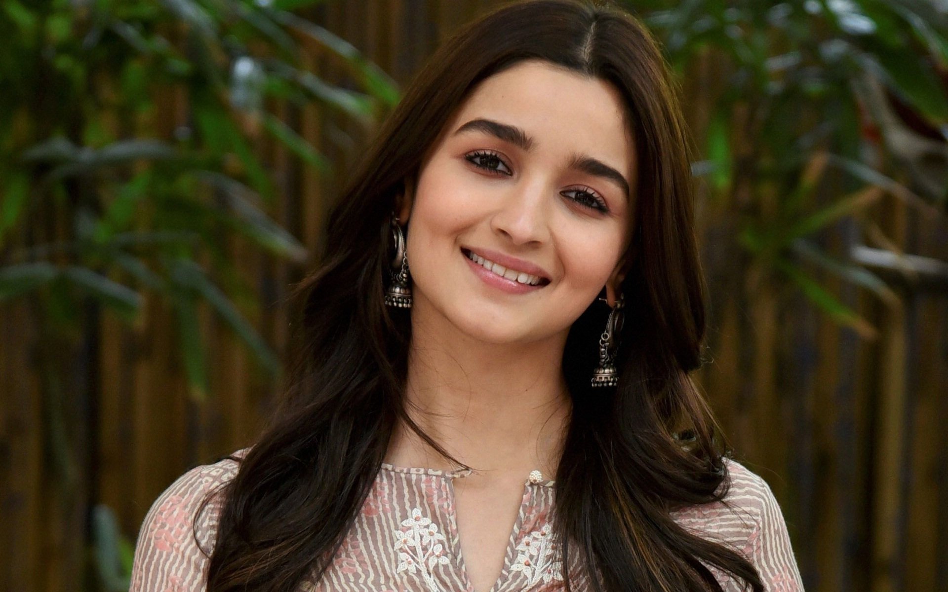 Actress Alia Bhatt Very Cute Smiling Face New Hd Wallpaper - Beautiful Alia Bhatt Face , HD Wallpaper & Backgrounds