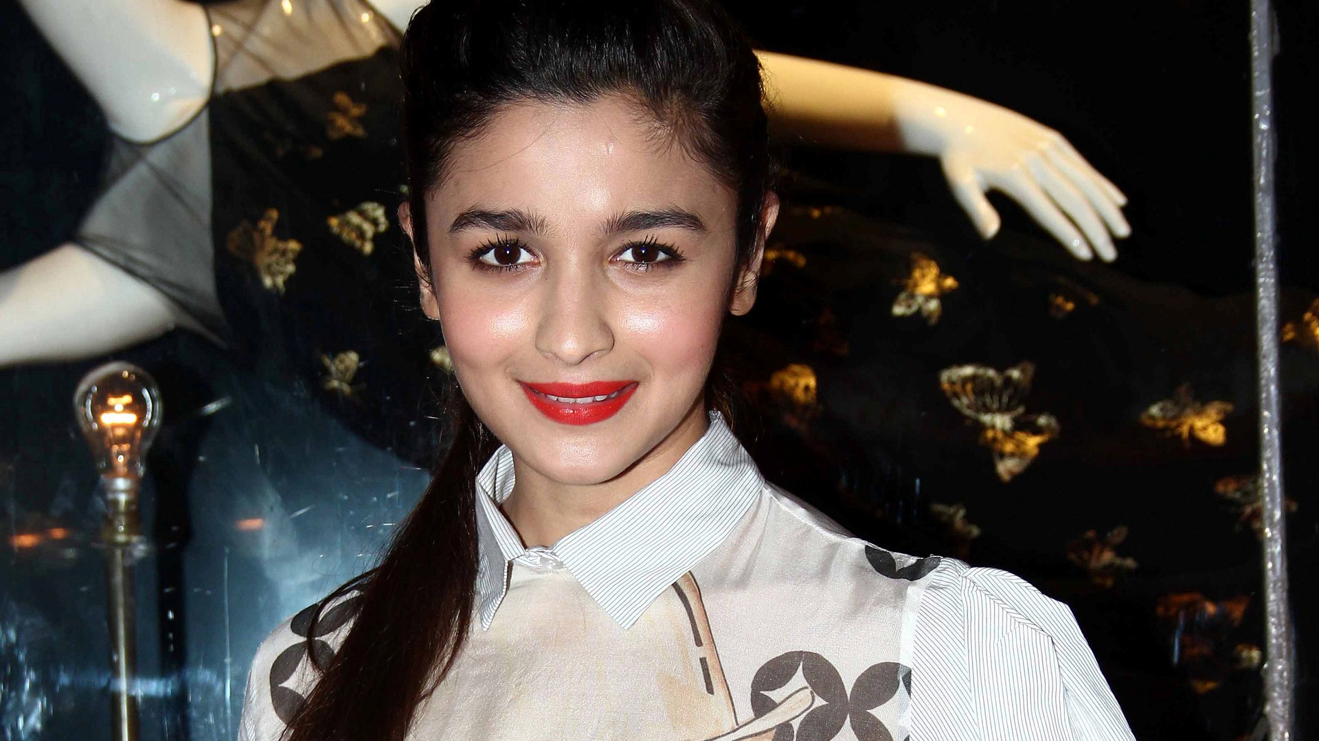 Cute Alia Bhatt With Red Lipstick Hd Wallpapers - Alia Bhatt Ponytail Hairstyle , HD Wallpaper & Backgrounds