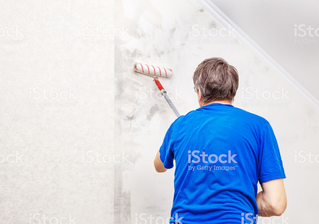 Worker Painting Wall With Background Glue For A Wallpaper - Wall , HD Wallpaper & Backgrounds
