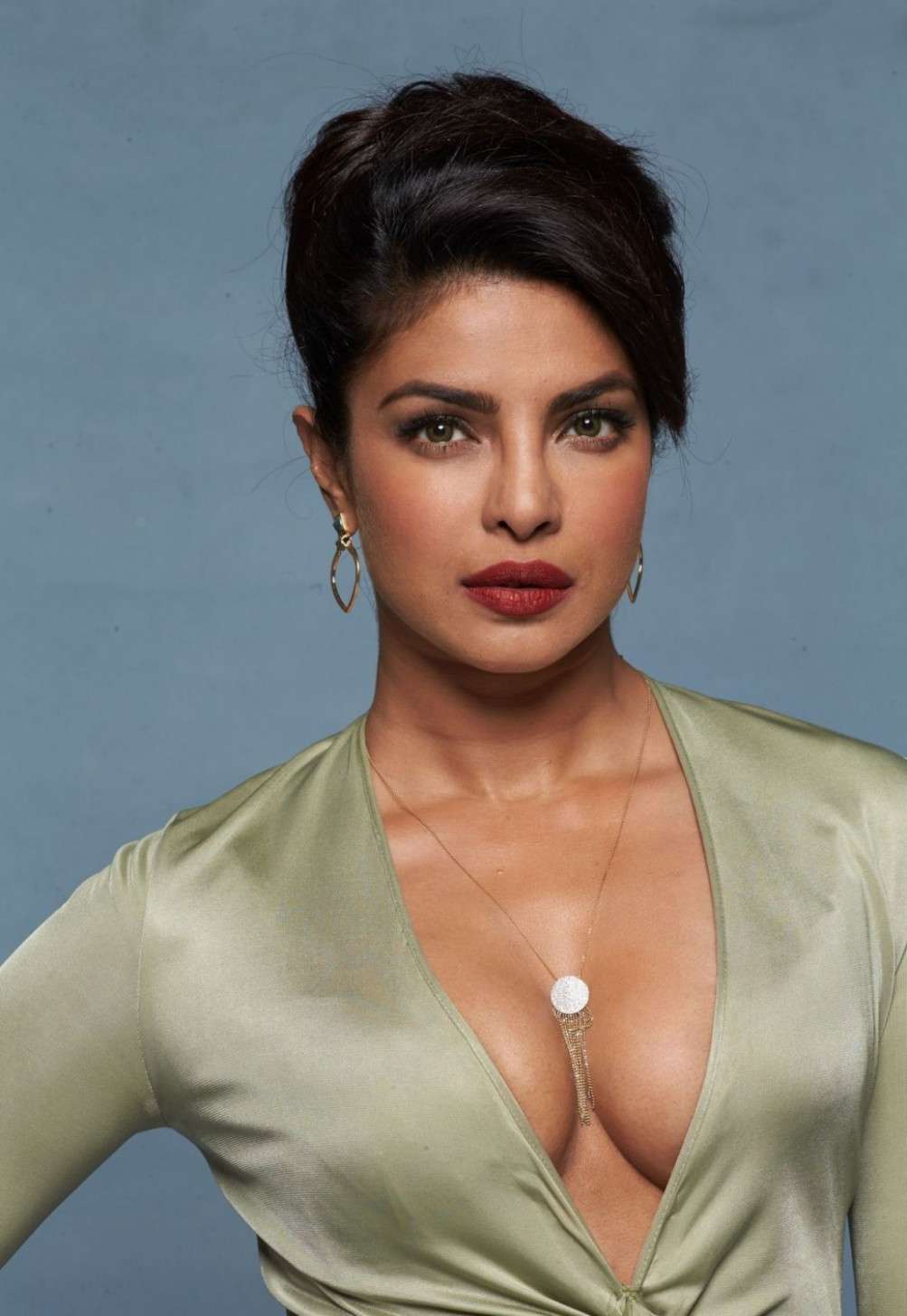 New Bollywood Heroine Wallpaper Saxon Sharbino Hot - Priyanka Chopra Sexy Cleavage , HD Wallpaper & Backgrounds