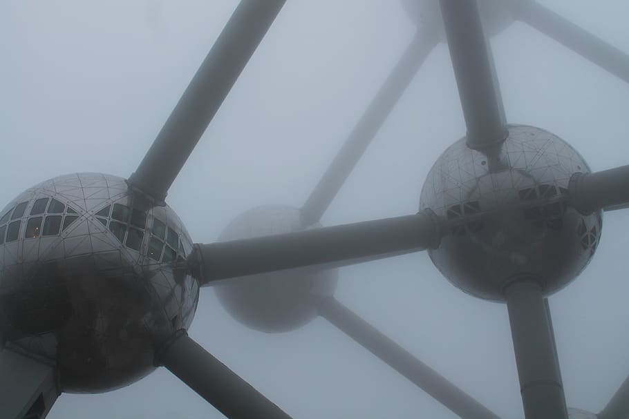 Belgium, Bruxelles, Atomium, Fog, Grey, Gray, Space, - Propeller , HD Wallpaper & Backgrounds