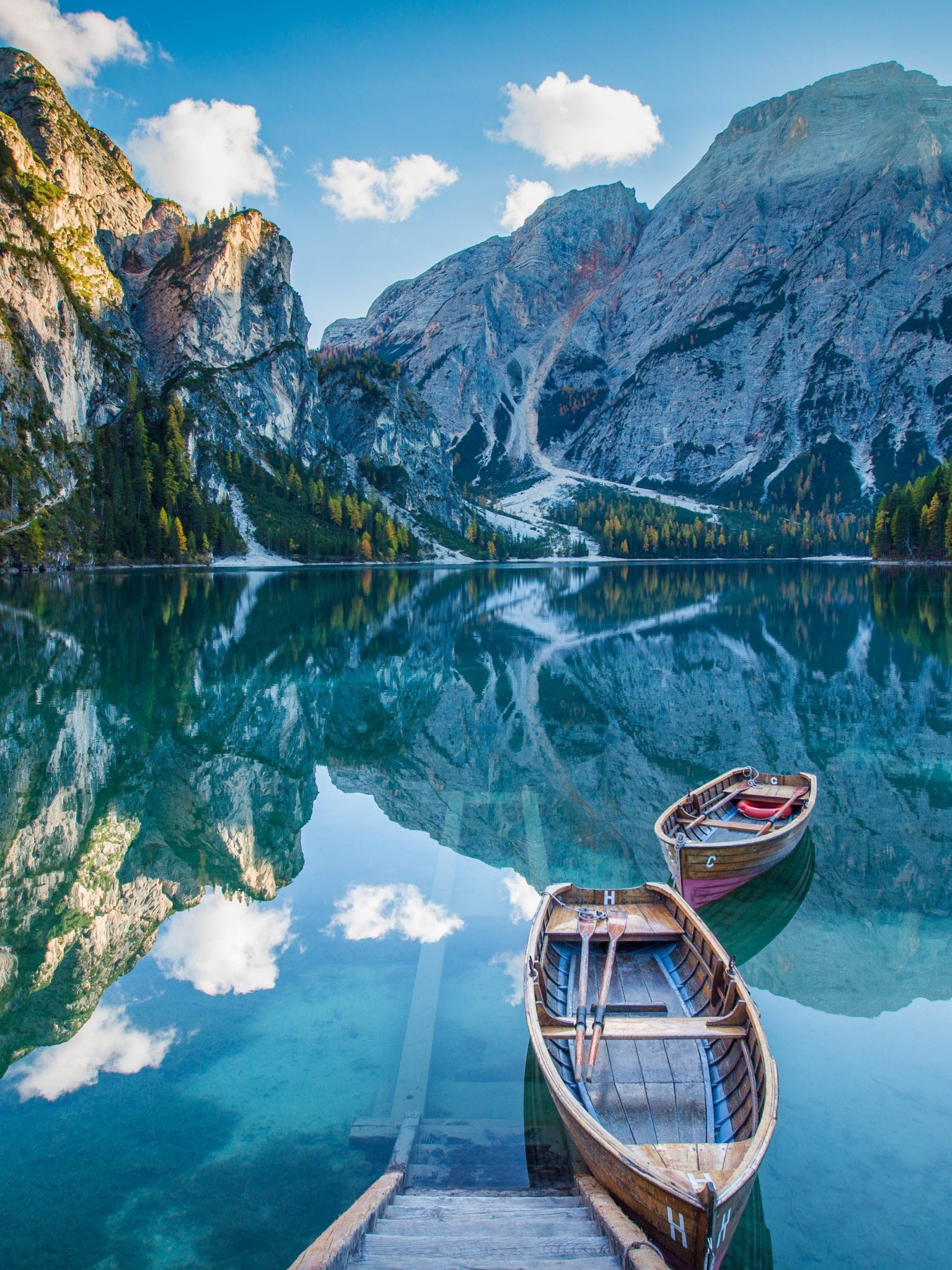 Lake Deck Boat Mountains Mirror Wallpaper - Parco Naturale Di Fanes-sennes-braies , HD Wallpaper & Backgrounds