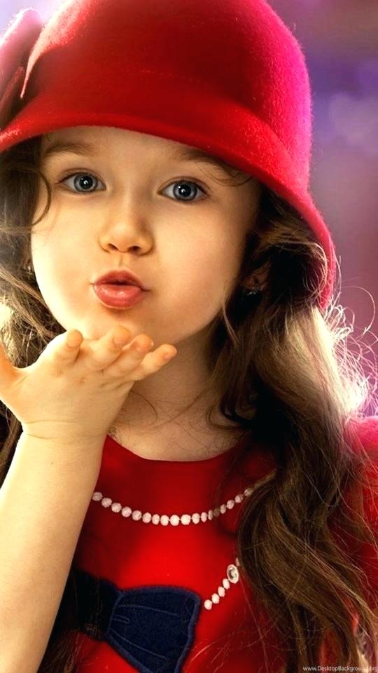 Baby Girl Wallpaper Cute Baby Girl Wallpaper Cute Baby - Girl Giving Flying Kiss , HD Wallpaper & Backgrounds