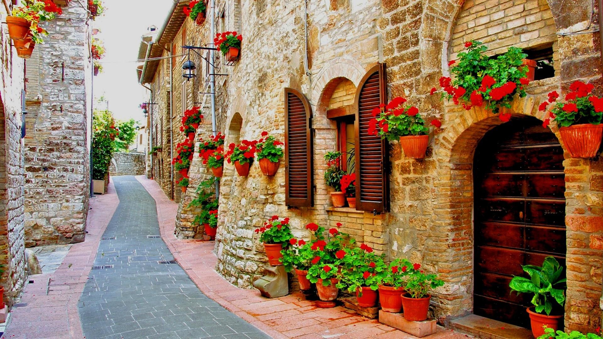 Flower Lined Street In The Town Of Assisi, Italy Wallpaper - Italy Wallpaper Hd , HD Wallpaper & Backgrounds