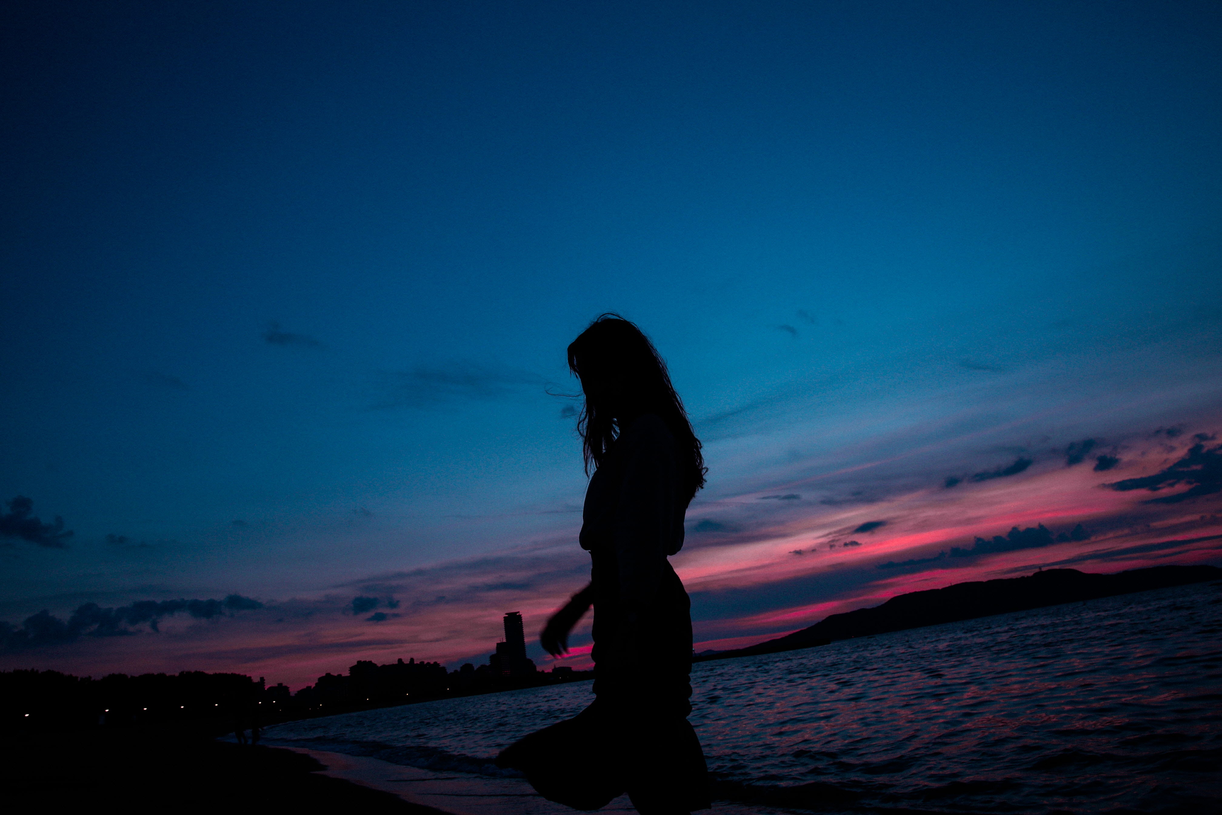 Girl Silhouette At Night - Beach Sunset Silhouette Girl , HD Wallpaper & Backgrounds