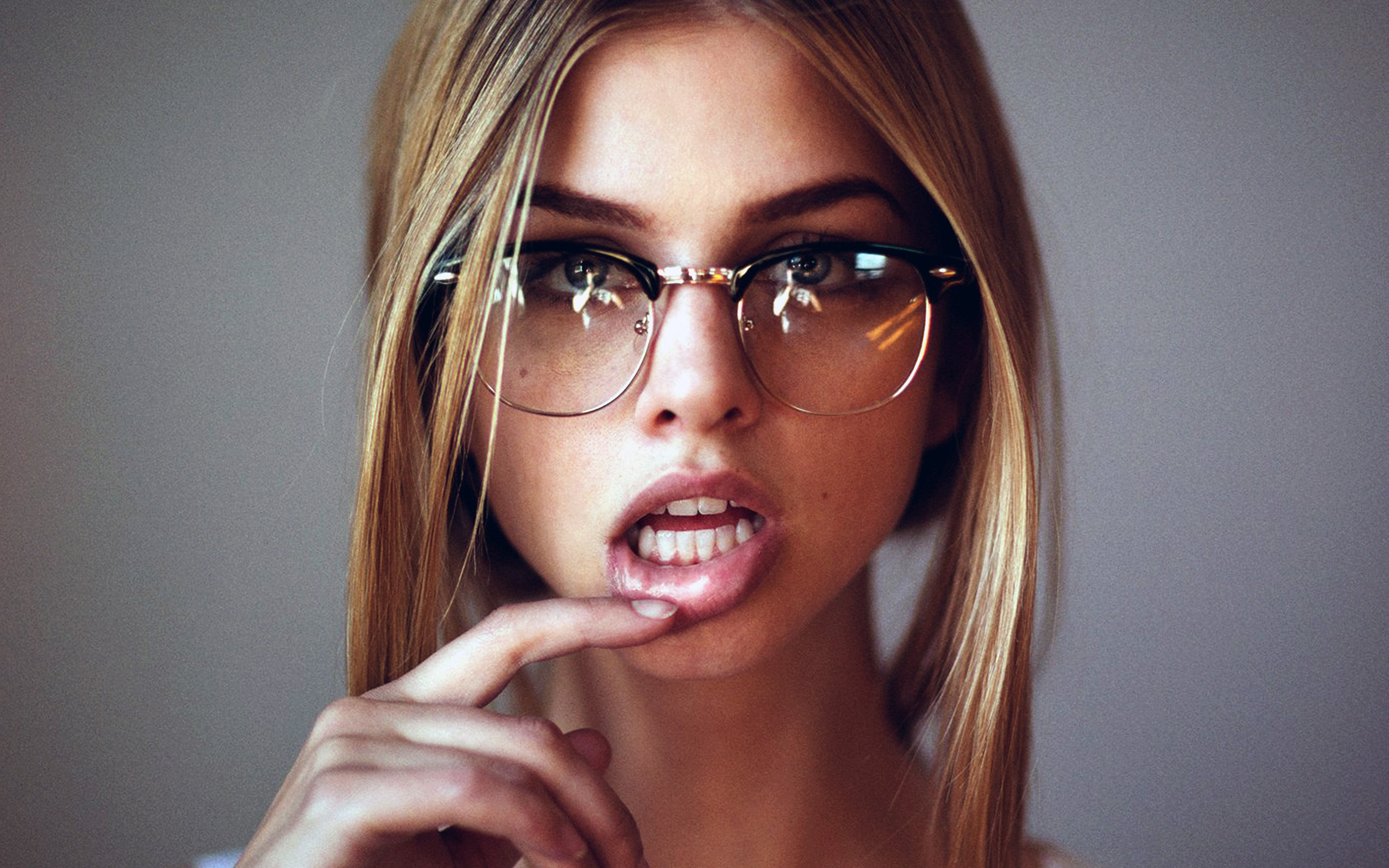 Girl With Glasses 4k , HD Wallpaper & Backgrounds