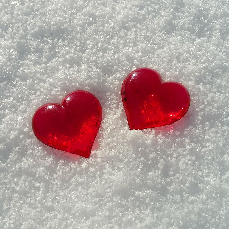 Love Photos - Red Heart In Snow , HD Wallpaper & Backgrounds
