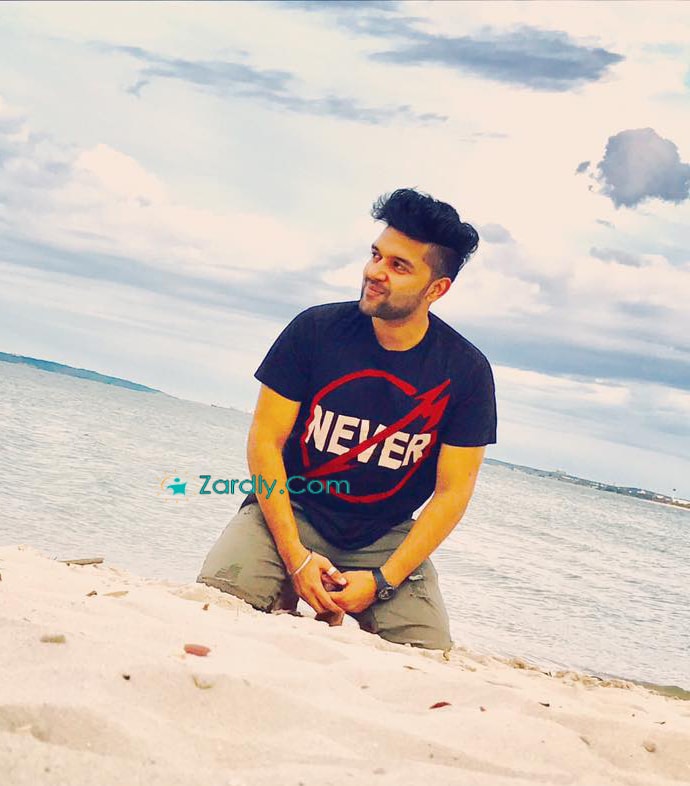 Guru Randhawa Family,guru Randhawa Biography,guru Randhawa - Guru Randhawa On Beach , HD Wallpaper & Backgrounds