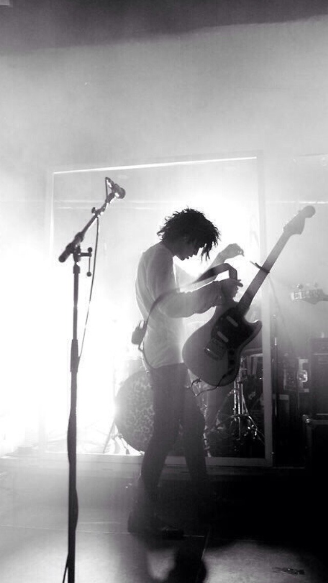 Black And White Music Iphone Band British Backgrounds - Matt Healy Iphone , HD Wallpaper & Backgrounds