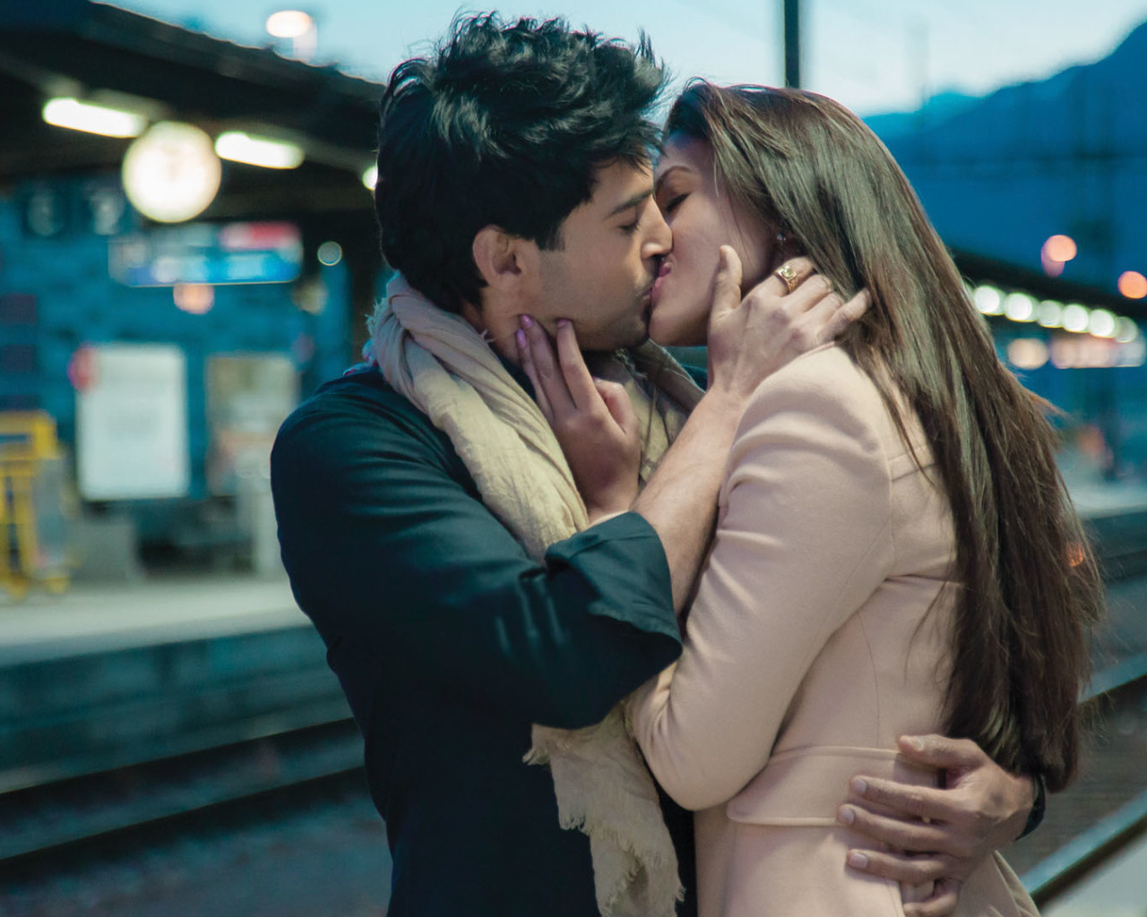 Gauhar Khan Hot Kiss , HD Wallpaper & Backgrounds