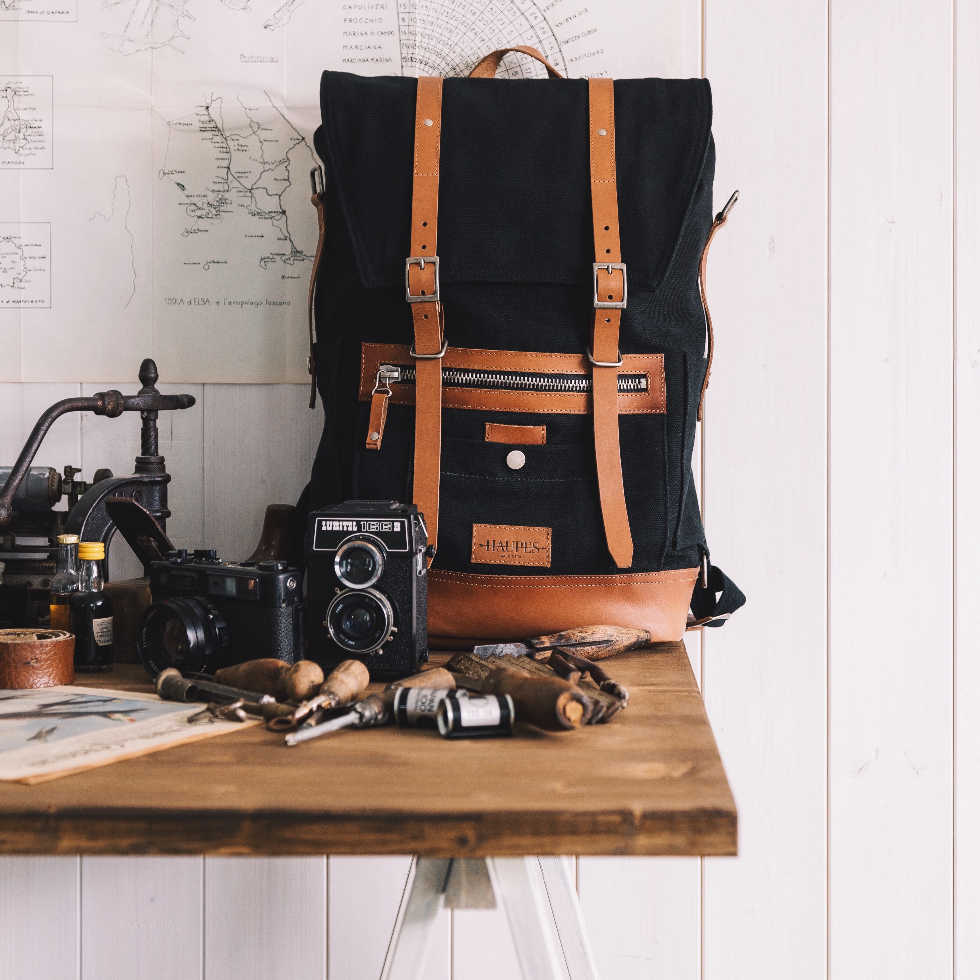 Wallpaper Backpack, Cameras, Tools, Maps, Hat - Apple Macbook Pro , HD Wallpaper & Backgrounds