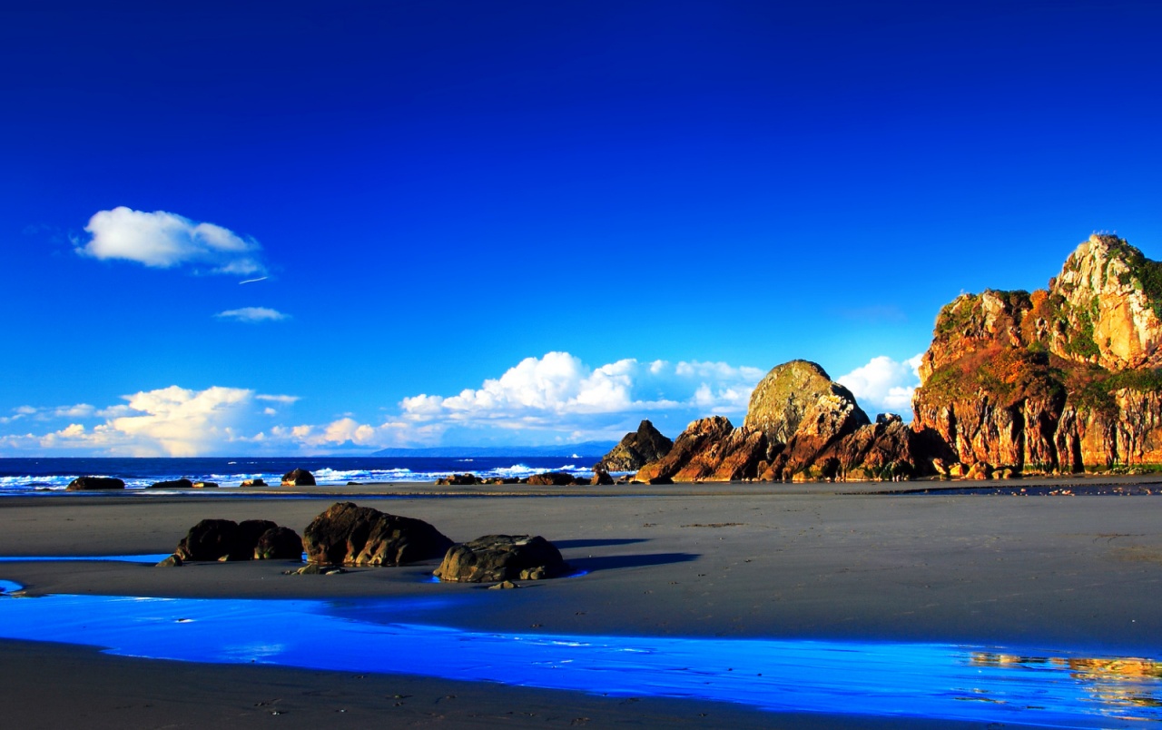 Deep Blue Sky Wallpapers - Rocky Beach Hd , HD Wallpaper & Backgrounds