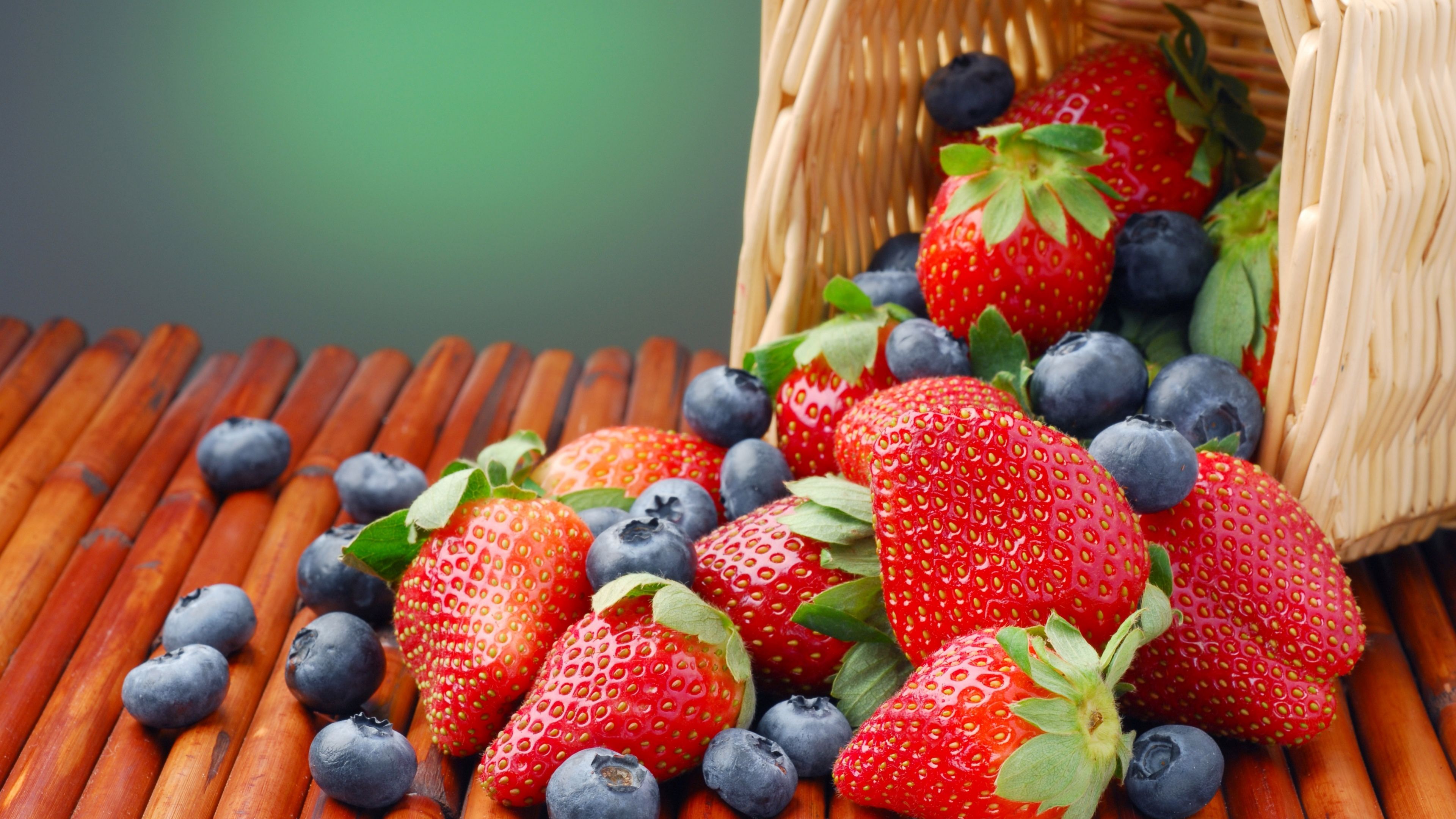 Food 4k Ultra Hd Wallpaper - Strawberry & Blueberry Background , HD Wallpaper & Backgrounds