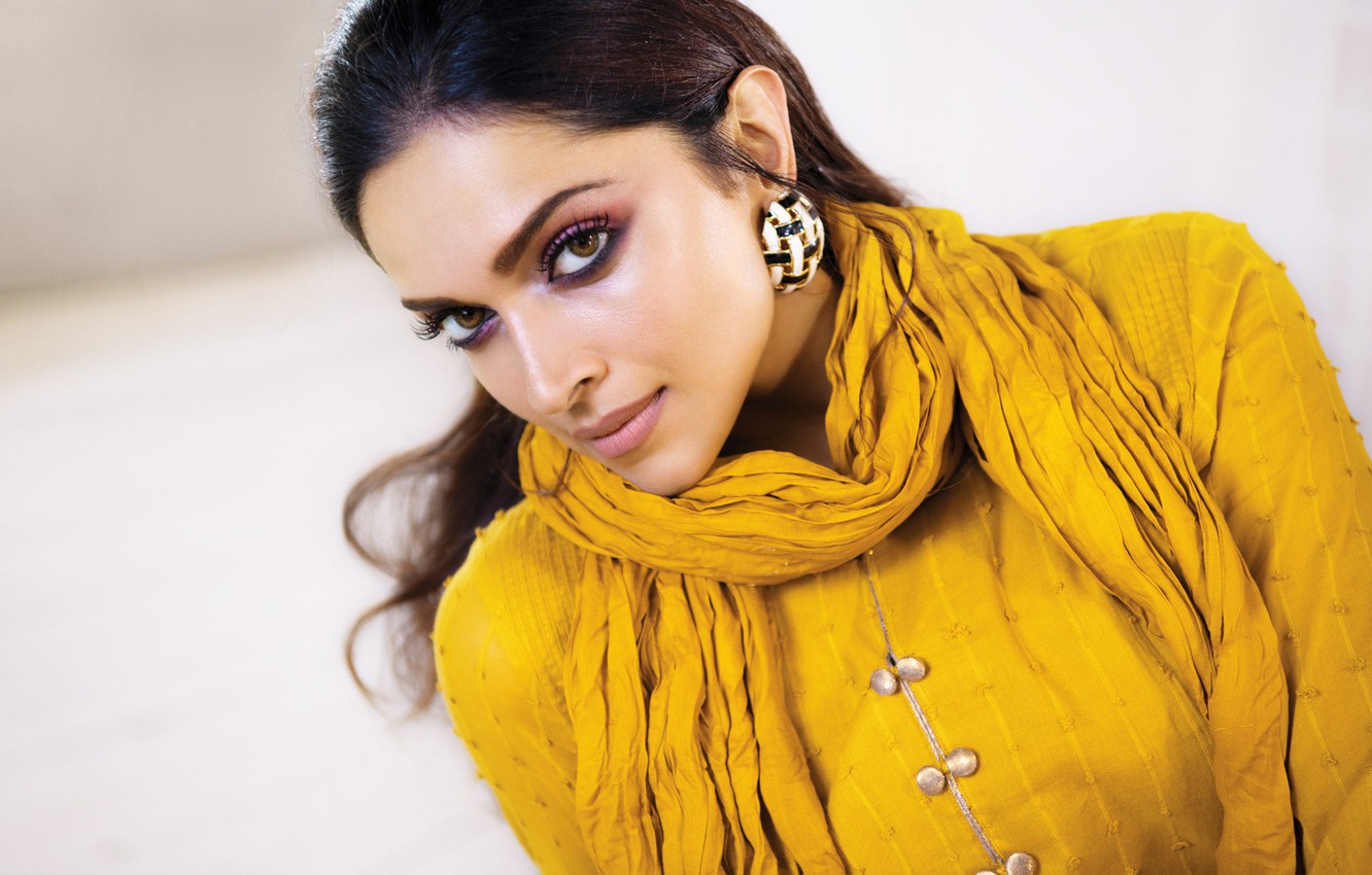 Photo Wallpaper Girl, Fashion, Eyes, Smile, Deepika - Indian Makeup For Yellow Dress , HD Wallpaper & Backgrounds