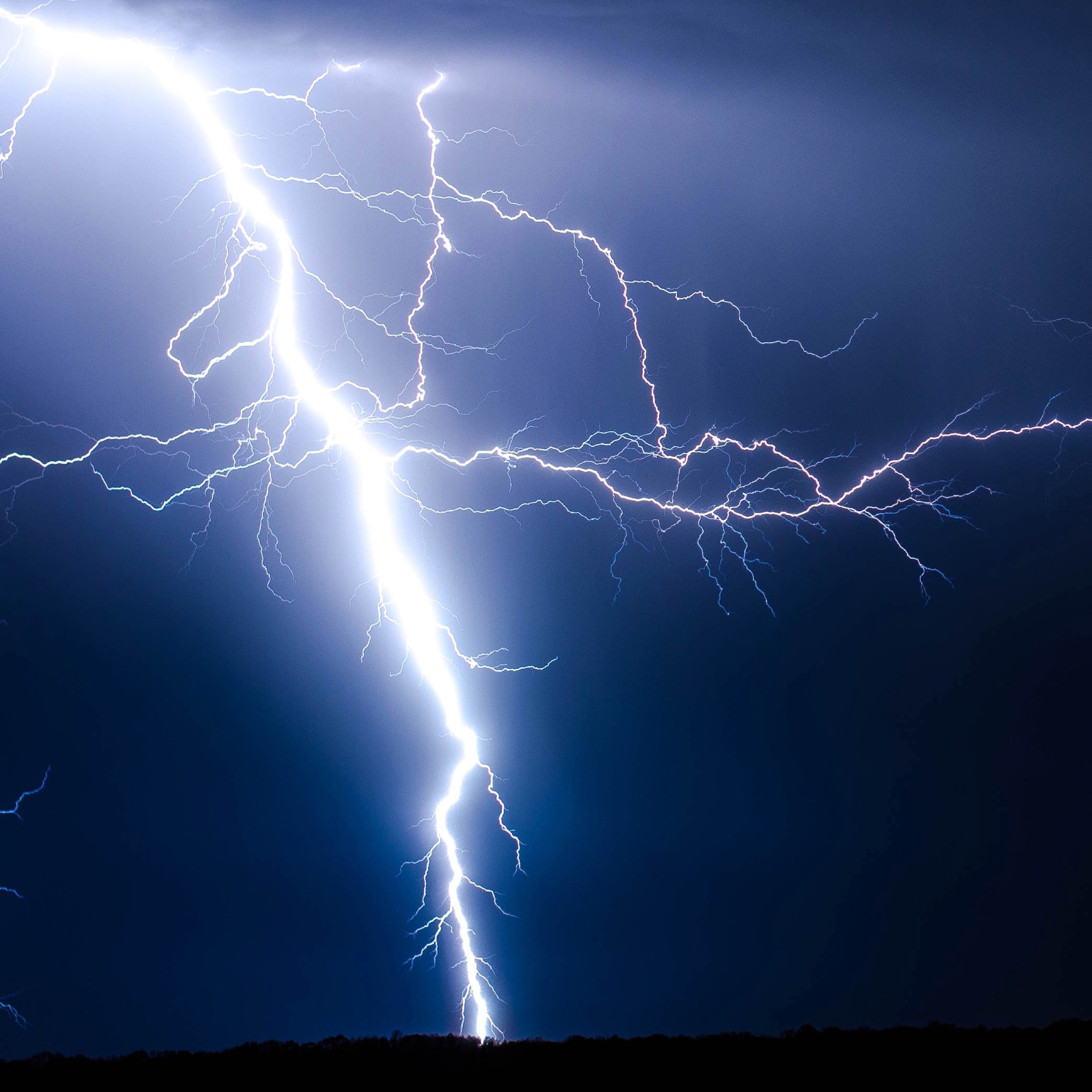 Lightning Wallpapers For Iphone - Iphone Wallpaper Lightning , HD Wallpaper & Backgrounds