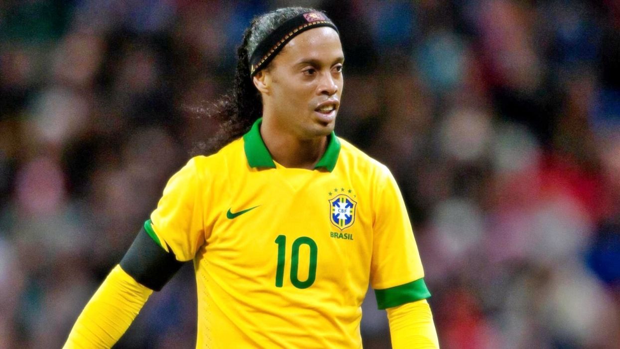 Ronaldinho Wallpaper - Brazil Famous Soccer Players , HD Wallpaper & Backgrounds