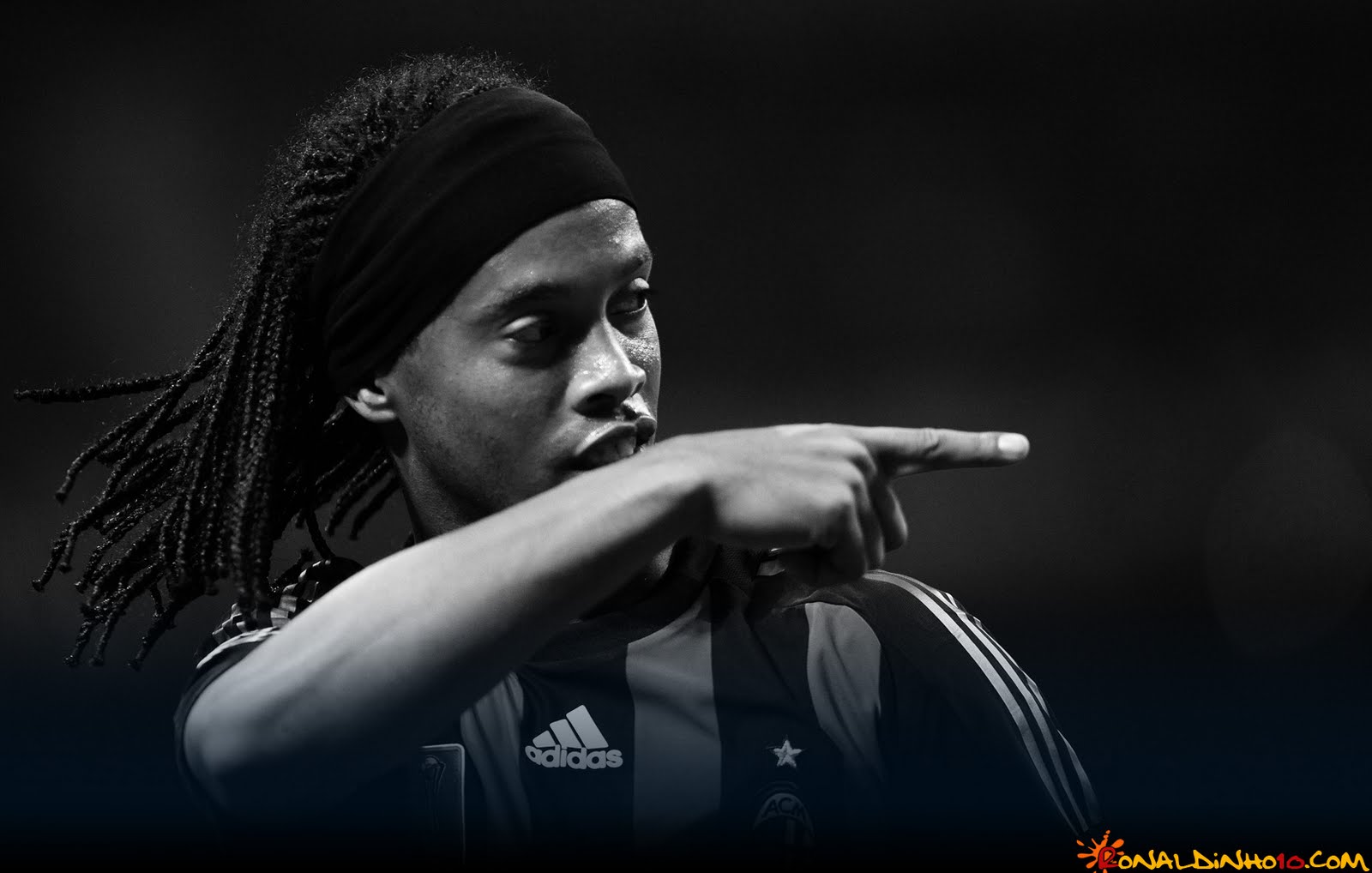 Ronaldinho Quotes Tumblr - Ronaldinho Hd Wallpaper Black , HD Wallpaper & Backgrounds