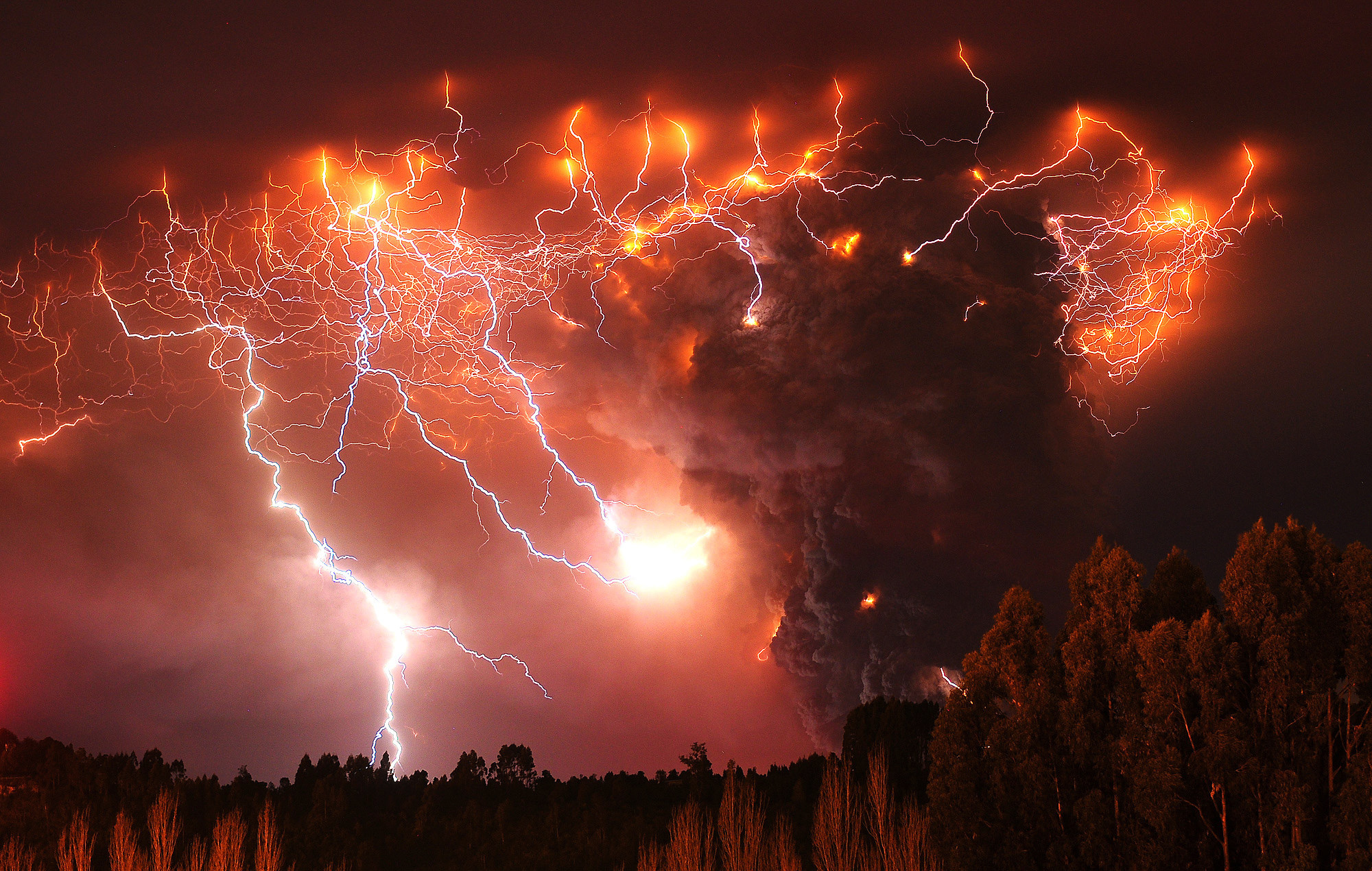 Lightning Storm Near Volcano Lightning Strikes Over - Volcanic Lightning Storm , HD Wallpaper & Backgrounds