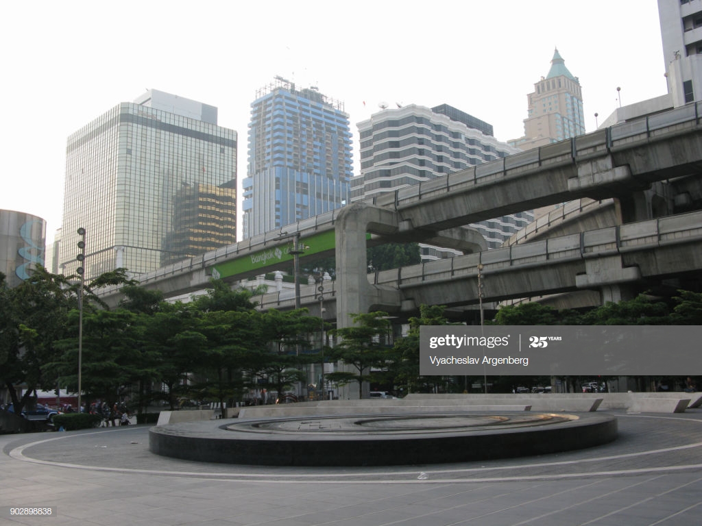 Curved Bts Skytrain Viaduct Between Siam And Ratchadamri - Tower Block , HD Wallpaper & Backgrounds