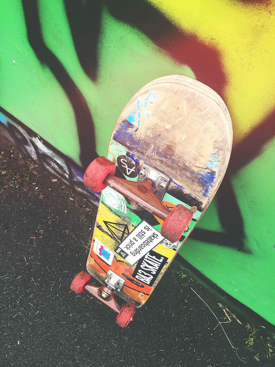 Skateboard On Graffiti Wall, Skateboard Leaning On - Skateboard Deck Wallpaper Iphone , HD Wallpaper & Backgrounds