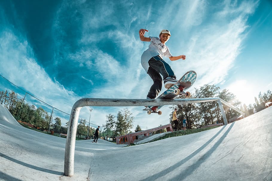 Man Riding Skateboard Doing Grind Rail During Daytime, - Skate Board Rail Grind , HD Wallpaper & Backgrounds