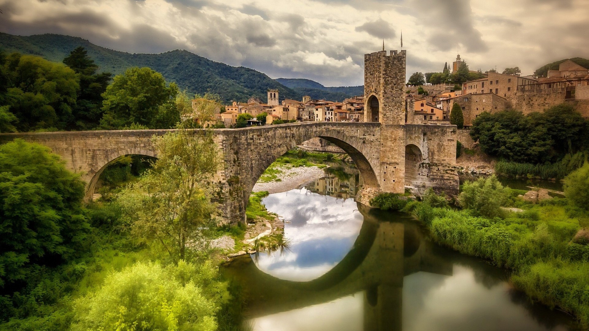 Spain Wallpaper - Romanesque Bridge Of Besalú , HD Wallpaper & Backgrounds