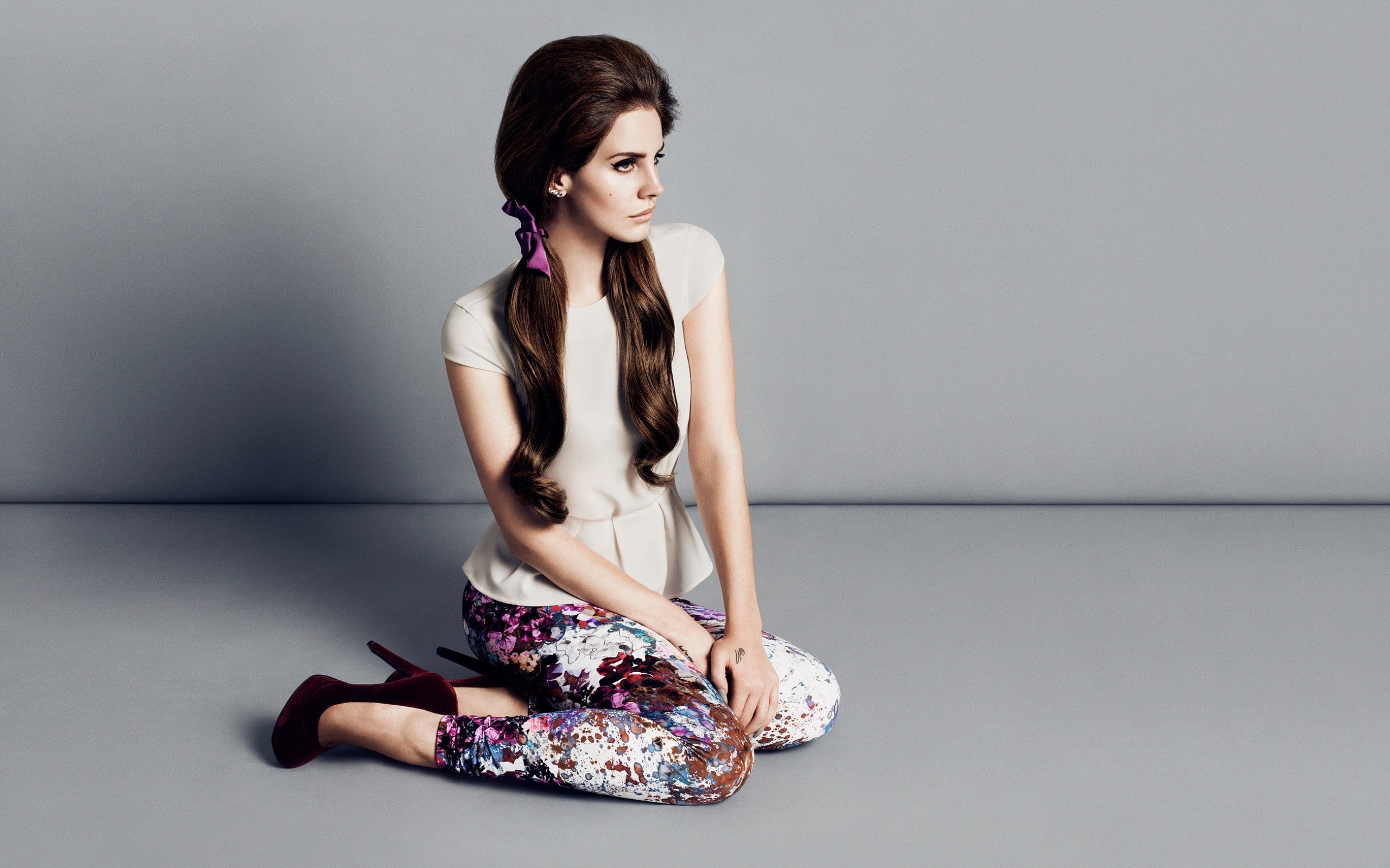Lana Del Rey For Mobile - Lana Del Rey Sitting , HD Wallpaper & Backgrounds