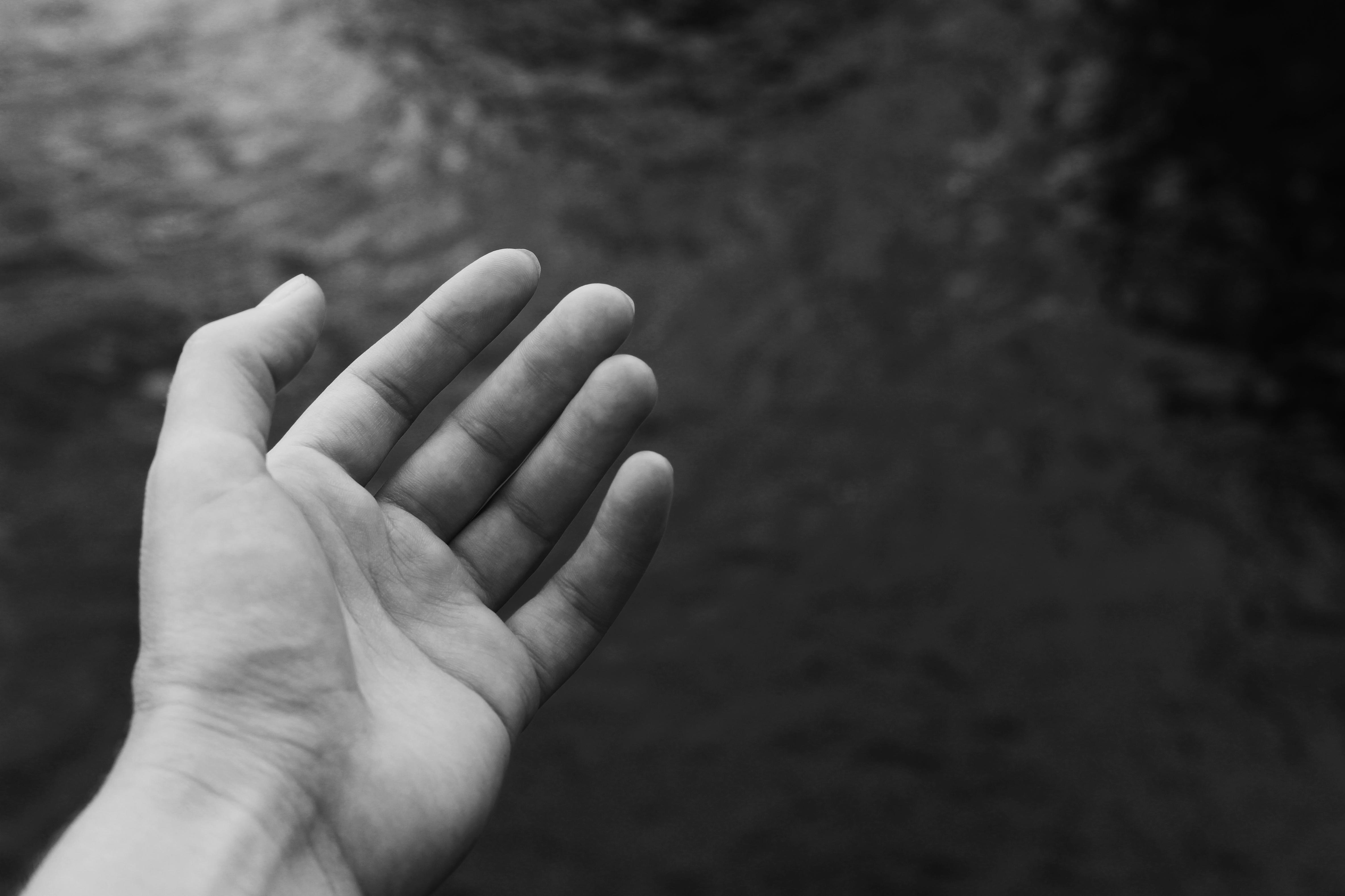 Hand, Palm, Bw, Fingers - Hand Stretching Out , HD Wallpaper & Backgrounds