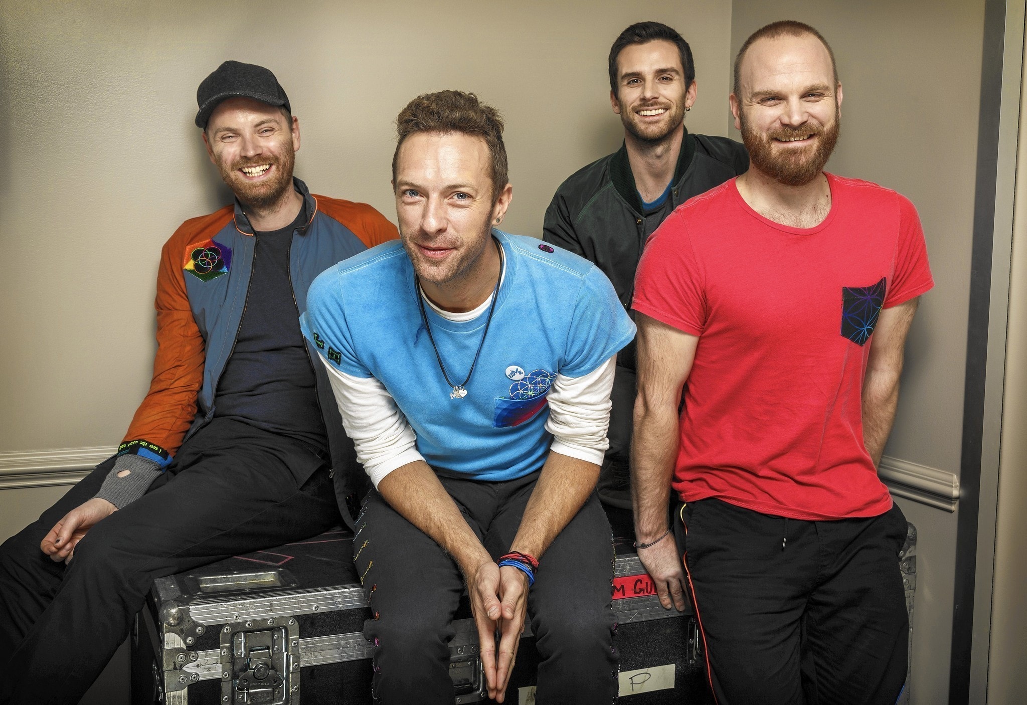 Coldplay Iphone Wallpaper - Guy Berryman Chris Martin , HD Wallpaper & Backgrounds