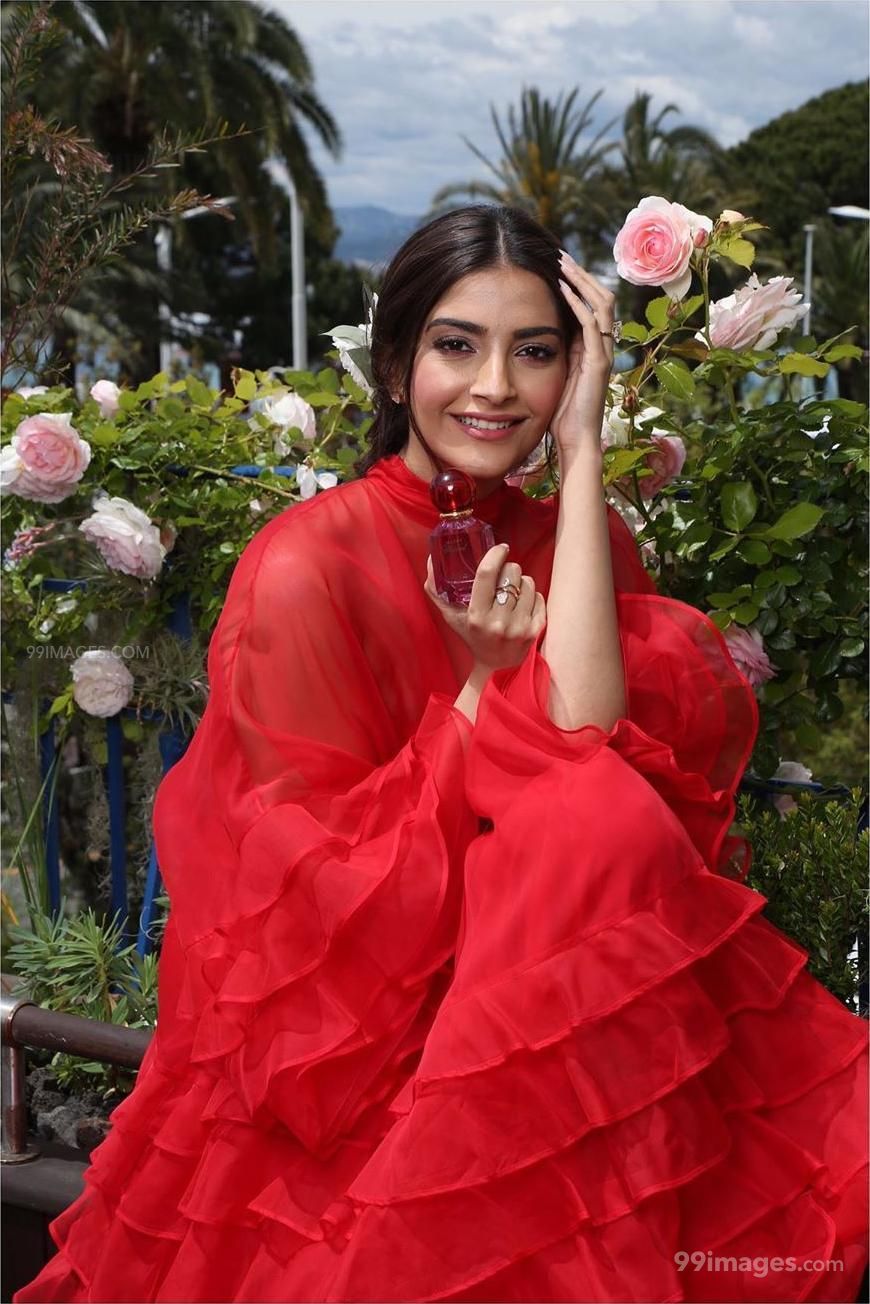 Sonam Kapoor Beautiful Hd Photos & Mobile Wallpapers - Sonam Kapoor Red Dress , HD Wallpaper & Backgrounds