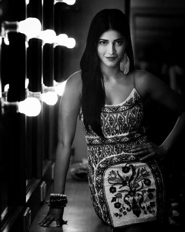 Shruti Haasan Shruti Hasan - Shruti Haasan Black And White , HD Wallpaper & Backgrounds