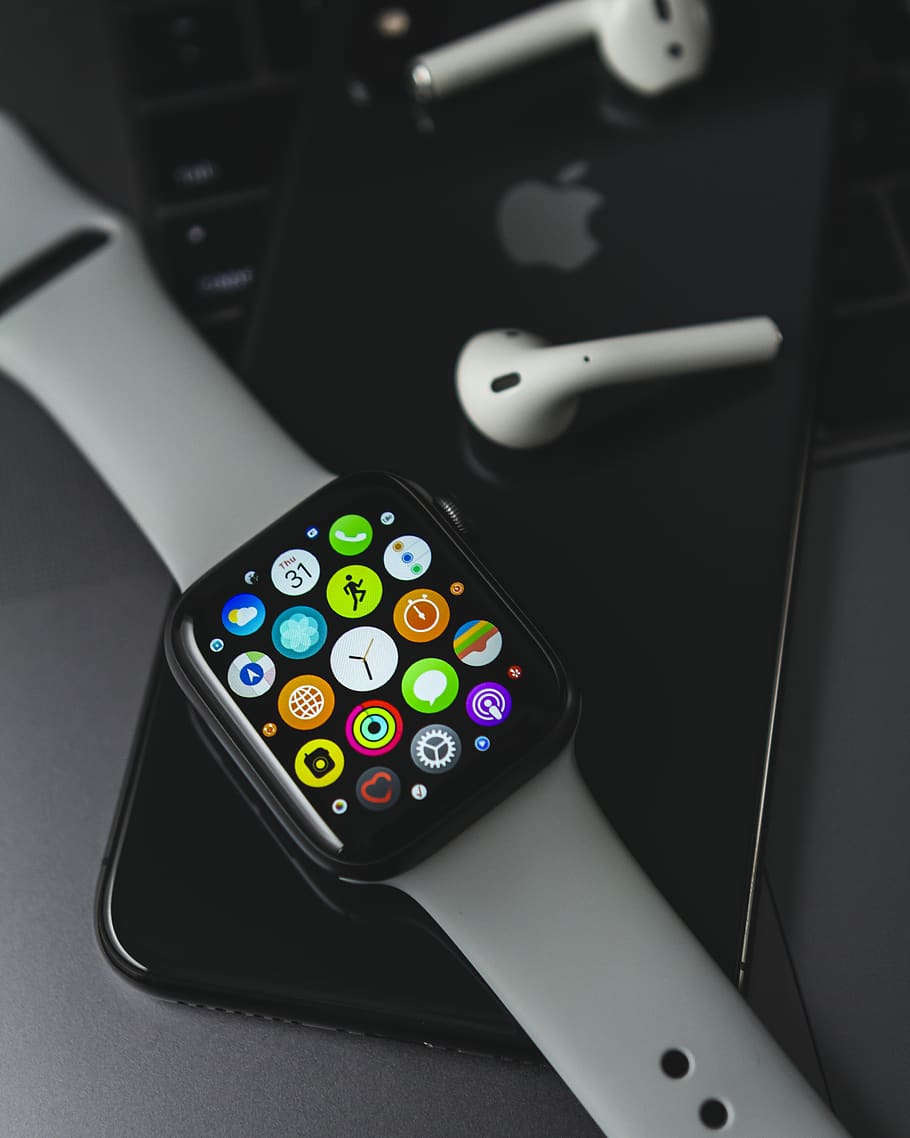 Apple Watch On Jet Black Iphone 7, Close-up, Indoors, - Black Apple Iphone 7 , HD Wallpaper & Backgrounds