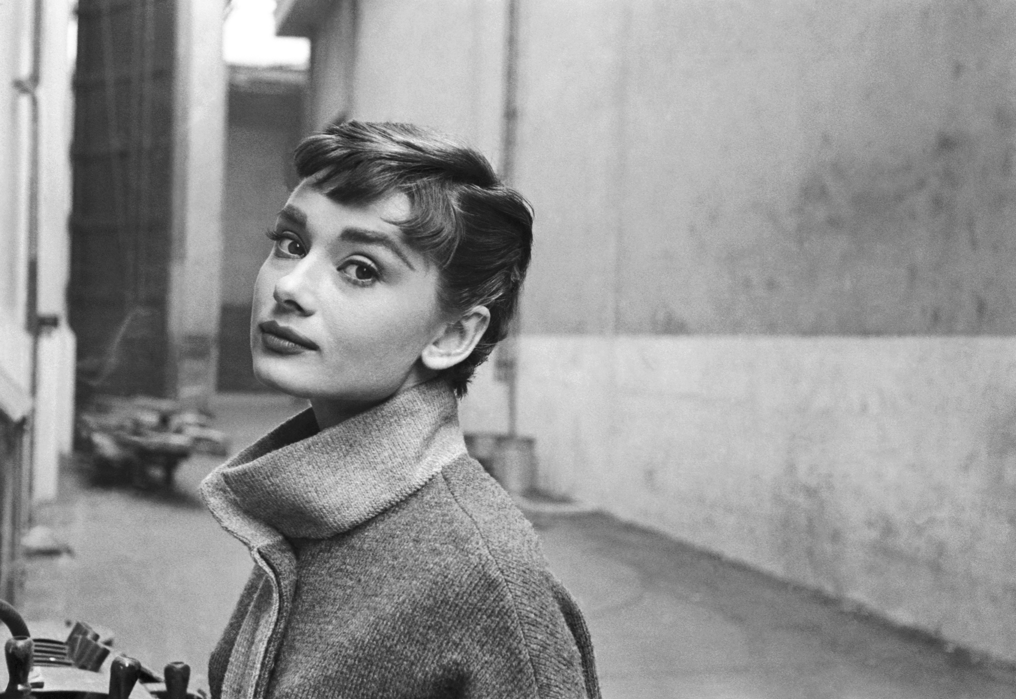 Audrey Hepburn Wallpaper - Audrey Hepburn Wallpaper Hd , HD Wallpaper & Backgrounds