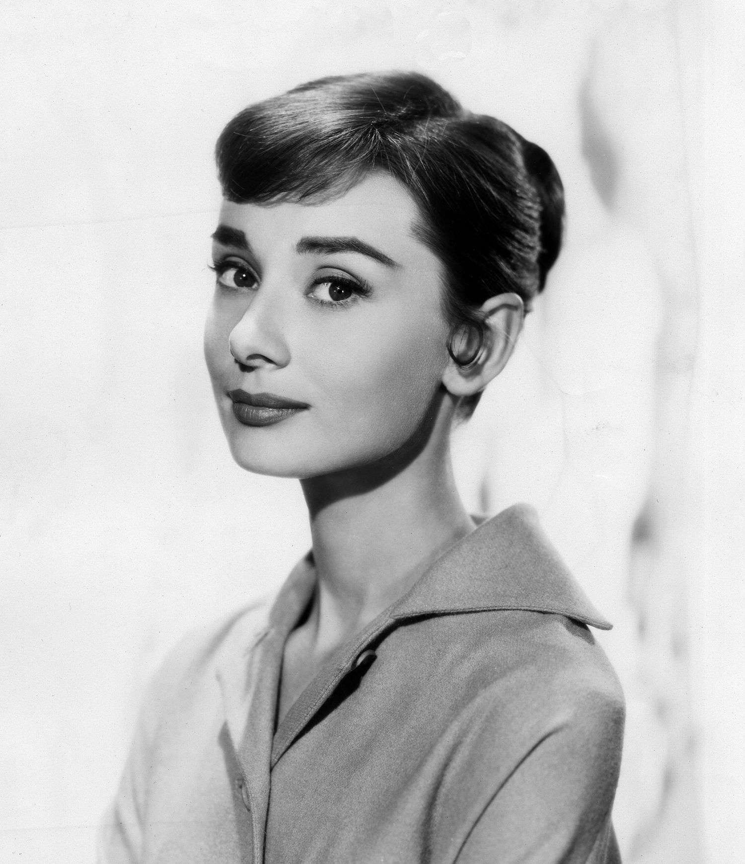 High Resolution Wallpaper - French Twist Audrey Hepburn , HD Wallpaper & Backgrounds