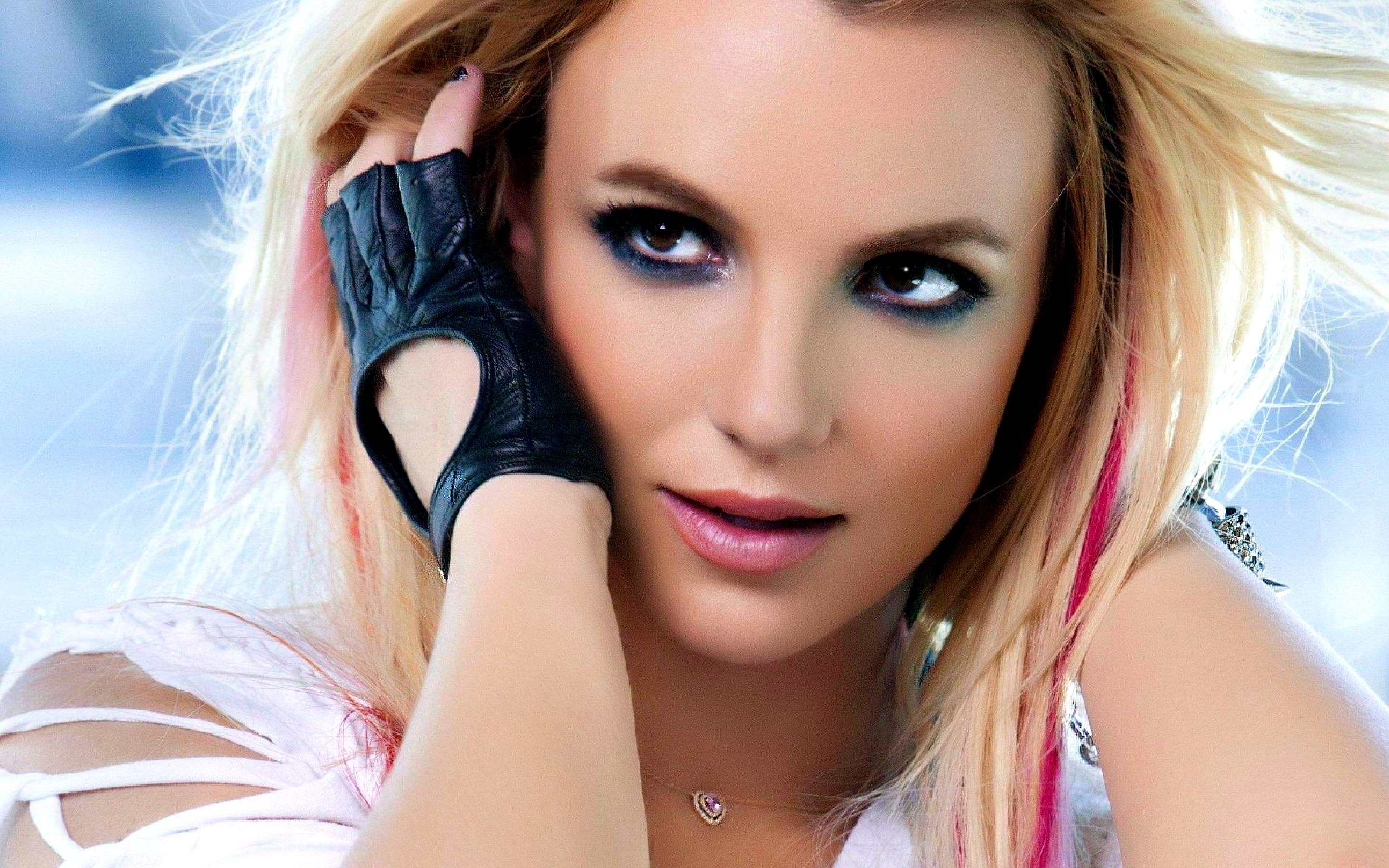 Music Britney Spears Download Wallpaper - Britney Spears Hot Face , HD Wallpaper & Backgrounds