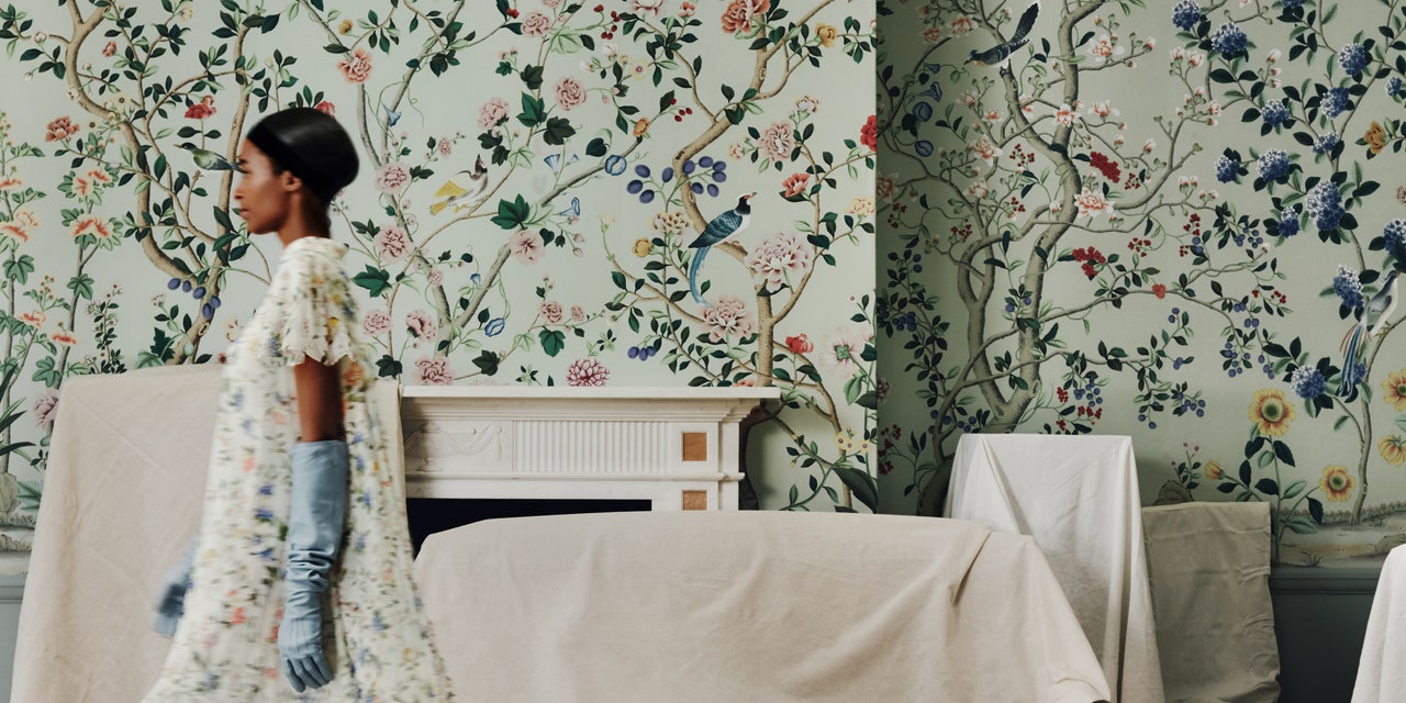 A Model Walks By In The Aurelio Gown Inside A Room - Erdem X De Gournay , HD Wallpaper & Backgrounds