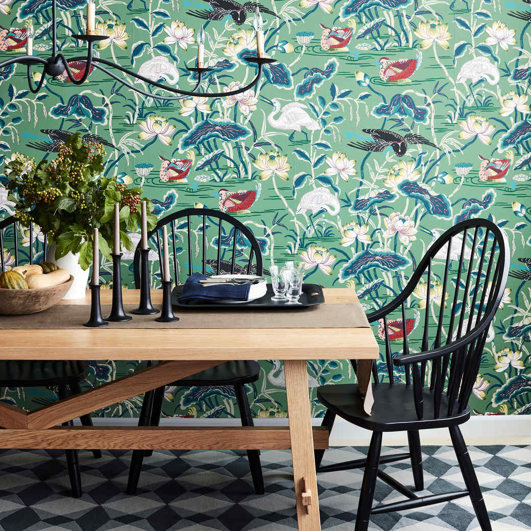 Dining Room Table Chair With Green Birds Wallpaper - Bird Wallpaper Dining Room , HD Wallpaper & Backgrounds