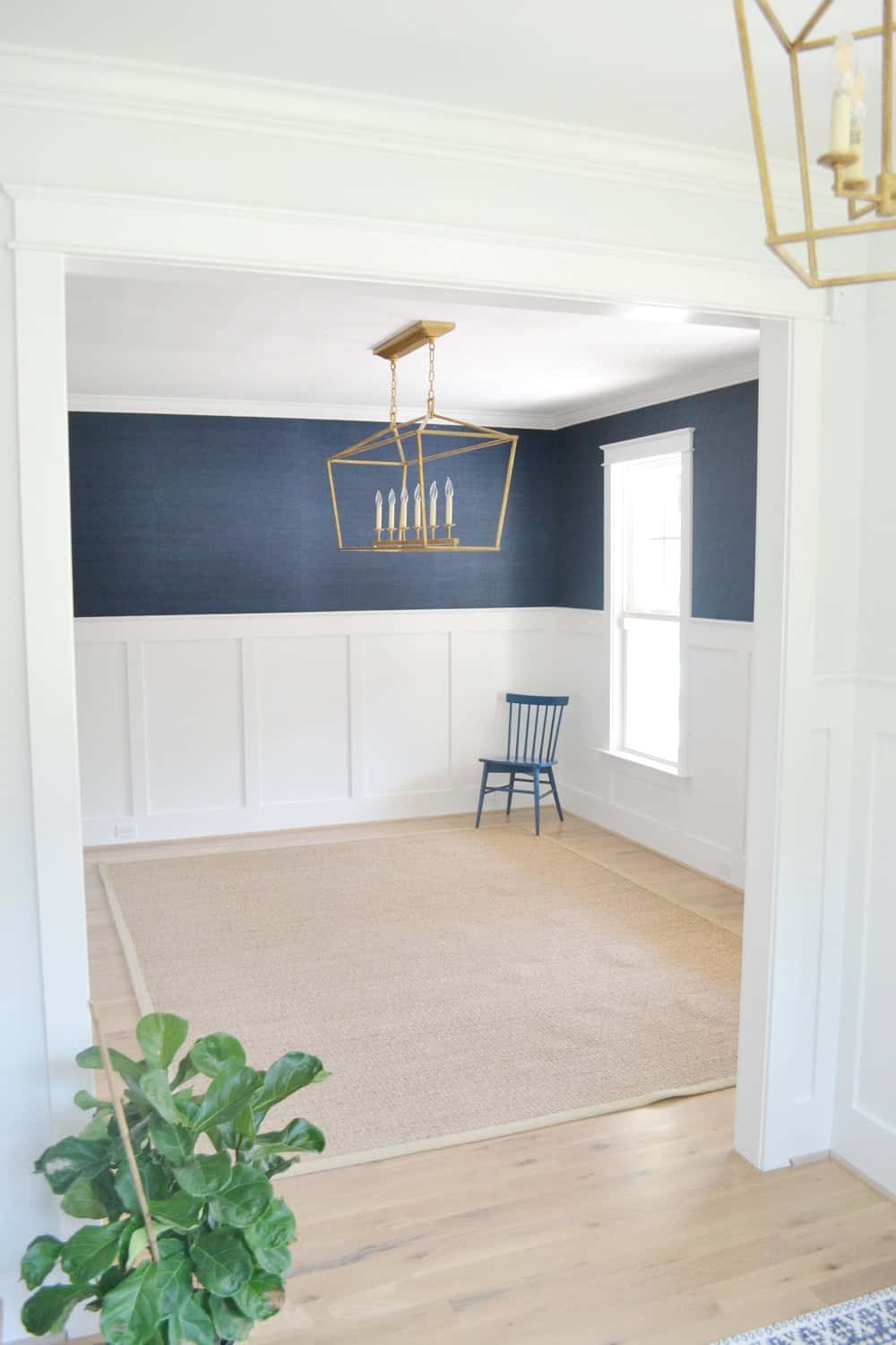 Navy Grasscloth Wallpaper On The Walls Of An Empty - Dining Room Grass Cloth , HD Wallpaper & Backgrounds