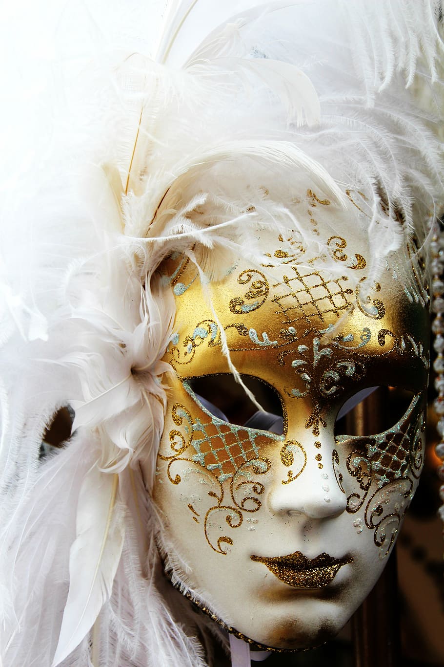 Person Wearing White And Gold Glittered Cocktail Mask, - Venice Carnival White Mask , HD Wallpaper & Backgrounds