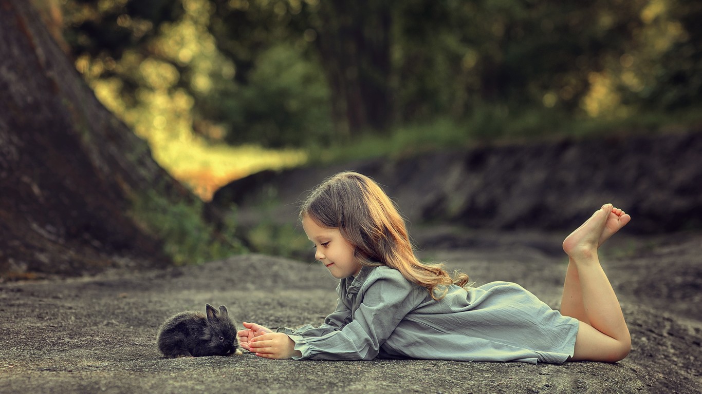 Little Girl With Rabbit , HD Wallpaper & Backgrounds