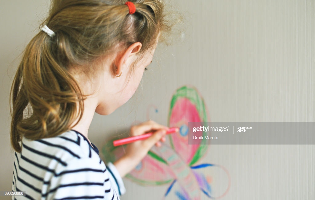 Little Girl Drawing On The Wallpaper With Pencil - Niña Pintado , HD Wallpaper & Backgrounds