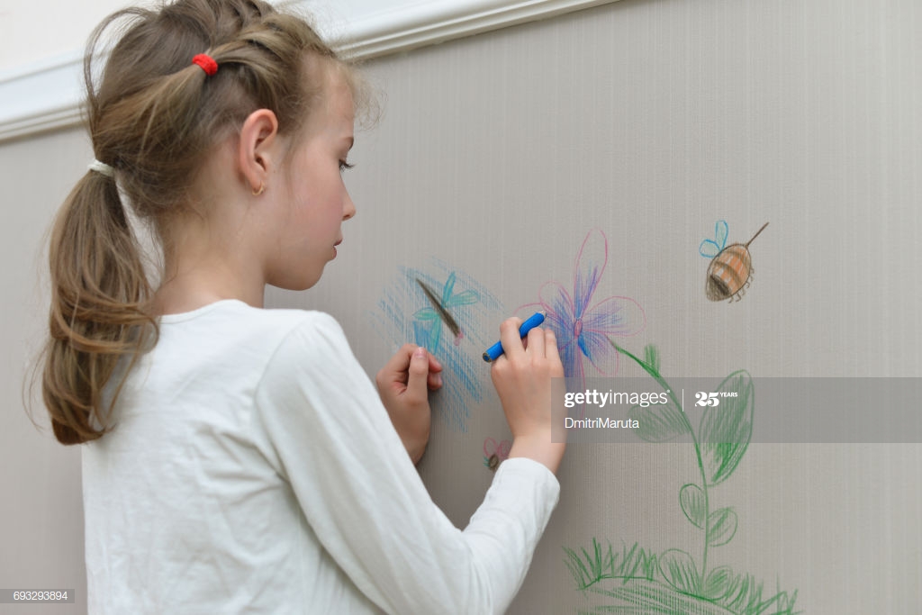 Little Girl Drawing On The Wallpaper With Pencil - Girl , HD Wallpaper & Backgrounds